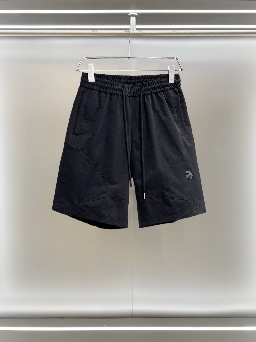 NO:855772,Descente 2026ss summer new original counter casual shorts, luxury classic brand original LOGO accessories, counter best-selling model. Very comfortable to wear, low-key yet luxurious, very classy to wear. Needless to say, the trousers style and tailoring. The upper body is exquisite and high-end, first-class and top-quality materials. Really palace-level casual pants. The cotton of Türkiye is of outstanding quality. After heavy washing, the pants are very soft!  Don't be picky. The upper body is absolutely stylish and extremely luxurious. Please state your height and weight when placing an order for sizes M-3XL.,,shorts,19860909迪桑特 2026ss夏季新款原单专柜休闲短裤,奢华经典品牌原版LOGO配饰 专柜热销款 身穿着非常舒适 低调不失奢华 穿出去非常有档次 裤型款式和裁剪亦无需多言 上身精致跃然高档一等一顶级质料 真正殿堂级的休闲裤 选用土耳其的棉花品质卓然,经过重水洗使得裤子很柔软！不挑人 上身绝对的有型 极度奢华. 尺码M-3XL下单报身高体重.,,shorts,,Men's clothing