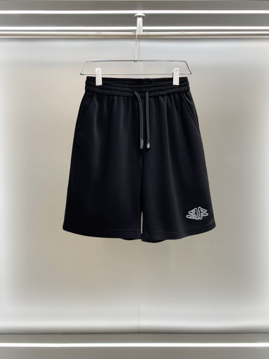 NO:855778,Balenciaga 2026ss summer new original counter casual shorts, luxury classic brand original LOGO accessories, counter best-selling style, very comfortable to wear, low-key yet luxurious, very classy to wear. Needless to say, the trousers style and tailoring. The upper body is exquisite and high-end, first-class and top-quality materials. Really palace-level casual pants. The cotton of Turkey is of outstanding quality. After heavy washing, the pants are very soft!  Don't be picky. The upper body is absolutely stylish and extremely luxurious. Please state your height and weight when ordering sizes M-3XL.,,balenciaga,shorts,19860909巴黎世家 2026ss夏季新款原单专柜休闲短裤,奢华经典品牌原版LOGO配饰 专柜热销款 身穿着非常舒适 低调不失奢华 穿出去非常有档次 裤型款式和裁剪亦无需多言 上身精致跃然高档一等一顶级质料 真正殿堂级的休闲裤 选用土耳其的棉花品质卓然,经过重水洗使得裤子很柔软！不挑人 上身绝对的有型 极度奢华. 尺码M-3XL下单报身高体重.,,balenciaga,shorts,,Men's clothing