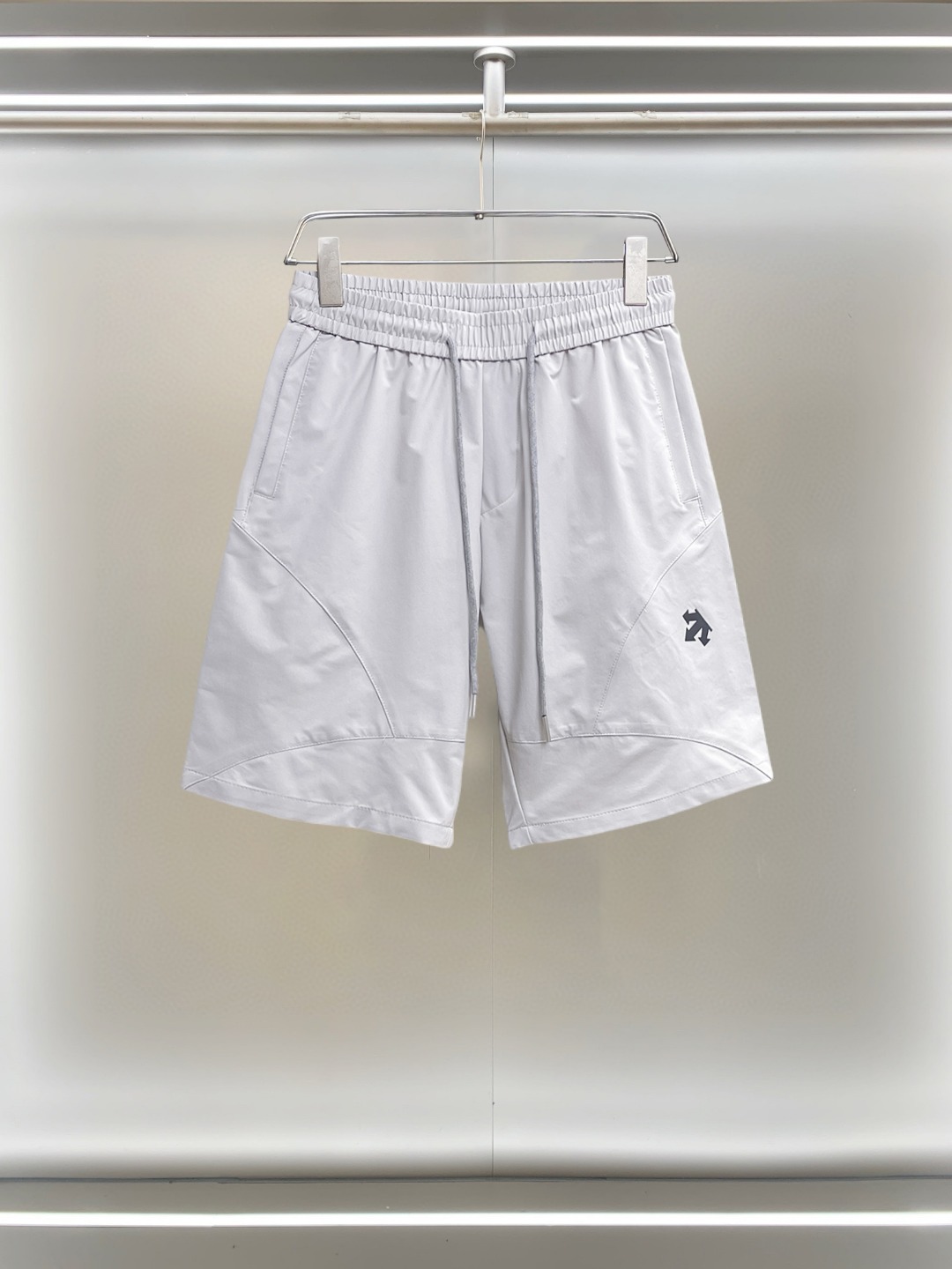 NO:855788,Descente 2026ss summer new original counter casual shorts, luxury classic brand original LOGO accessories, counter best-selling model. Very comfortable to wear, low-key yet luxurious, very classy to wear. Needless to say, the trousers style and tailoring. The upper body is exquisite and high-end, first-class and top-quality materials. Really palace-level casual pants. The cotton of Türkiye is of outstanding quality. After heavy washing, the pants are very soft!  Don't be picky. The upper body is absolutely stylish and extremely luxurious. Please state your height and weight when placing an order for sizes M-3XL.,,shorts,19860909迪桑特 2026ss夏季新款原单专柜休闲短裤,奢华经典品牌原版LOGO配饰 专柜热销款 身穿着非常舒适 低调不失奢华 穿出去非常有档次 裤型款式和裁剪亦无需多言 上身精致跃然高档一等一顶级质料 真正殿堂级的休闲裤 选用土耳其的棉花品质卓然,经过重水洗使得裤子很柔软！不挑人 上身绝对的有型 极度奢华. 尺码M-3XL下单报身高体重.,,shorts,,Men's clothing