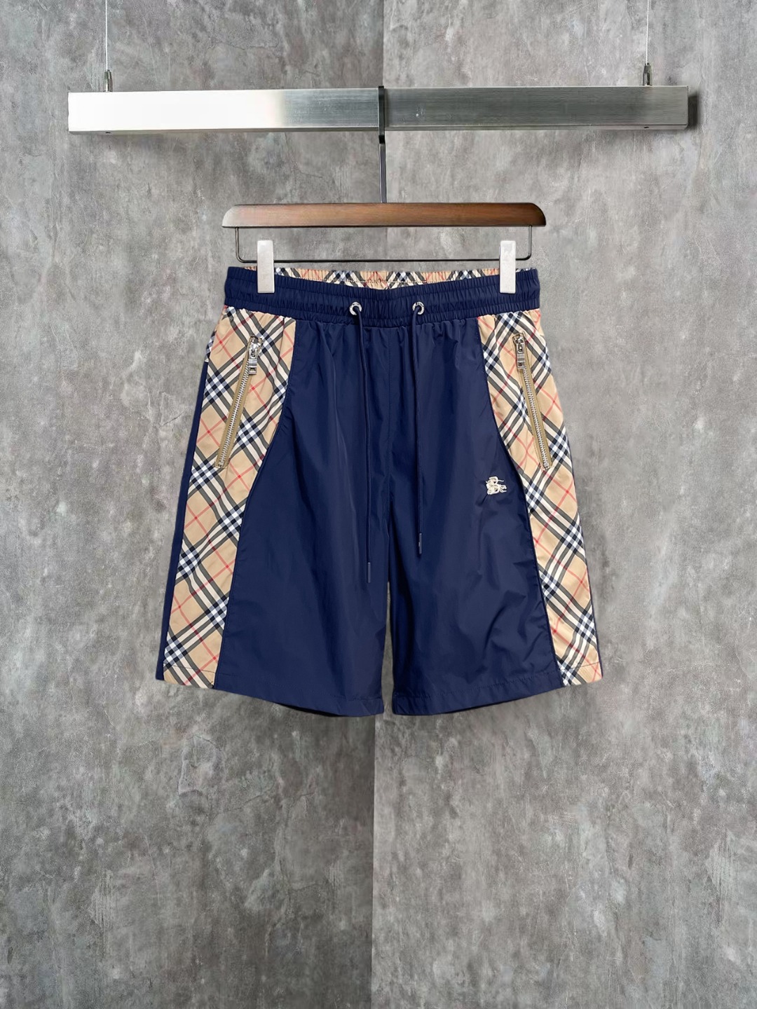 NO:855637,Burberry 2026ss summer new original counter casual shorts, luxury classic brand original LOGO accessories, counter best-selling model. Very comfortable to wear, low-key yet luxurious, very classy to wear. Needless to say the trousers style and tailoring. The upper body is exquisite and high-end, first-class and top-quality materials. Really palace-level casual pants. The cotton of Turkey is of outstanding quality. After heavy washing, the pants are very soft!  Don't be picky. The upper body is absolutely stylish and extremely luxurious. Please quote your height and weight when ordering sizes M-3XL.,,burberry,shorts,19860909巴宝莉 2026ss夏季新款原单专柜休闲短裤,奢华经典品牌原版LOGO配饰 专柜热销款 身穿着非常舒适 低调不失奢华 穿出去非常有档次 裤型款式和裁剪亦无需多言 上身精致跃然高档一等一顶级质料 真正殿堂级的休闲裤 选用土耳其的棉花品质卓然,经过重水洗使得裤子很柔软！不挑人 上身绝对的有型 极度奢华. 尺码M-3XL下单报身高体重.,,burberry,shorts,,Men's clothing