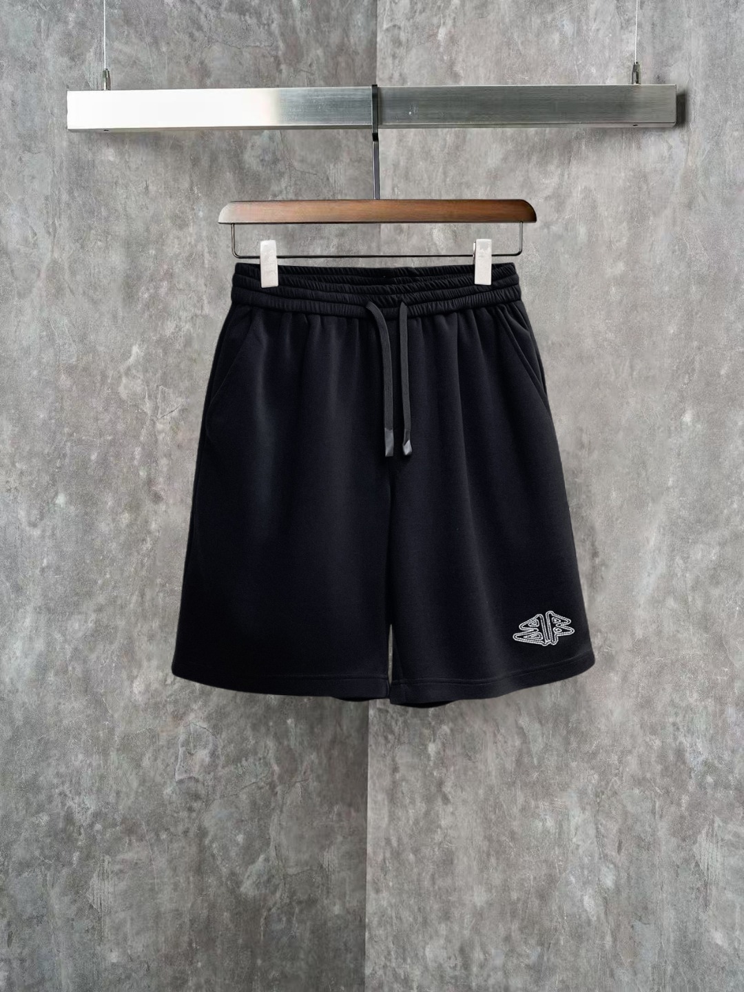 NO:855645,Balenciaga 2026ss summer new original counter casual shorts, luxury classic brand original LOGO accessories, counter best-selling style, very comfortable to wear, low-key yet luxurious, very classy to wear. Needless to say, the trousers style and tailoring. The upper body is exquisite and high-end, first-class and top-quality materials. Really palace-level casual pants. The cotton of Turkey is of outstanding quality. After heavy washing, the pants are very soft!  Don't be picky. The upper body is absolutely stylish and extremely luxurious. Please state your height and weight when ordering sizes M-3XL.,,balenciaga,shorts,19860909巴黎世家 2026ss夏季新款原单专柜休闲短裤,奢华经典品牌原版LOGO配饰 专柜热销款 身穿着非常舒适 低调不失奢华 穿出去非常有档次 裤型款式和裁剪亦无需多言 上身精致跃然高档一等一顶级质料 真正殿堂级的休闲裤 选用土耳其的棉花品质卓然,经过重水洗使得裤子很柔软！不挑人 上身绝对的有型 极度奢华. 尺码M-3XL下单报身高体重.,,balenciaga,shorts,,Men's clothing