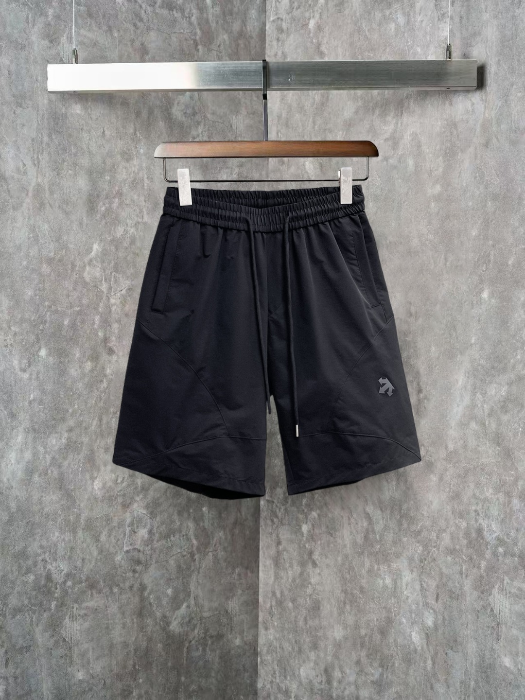 NO:855653,Descente 2026ss summer new original counter casual shorts, luxury classic brand original LOGO accessories, counter best-selling model. Very comfortable to wear, low-key yet luxurious, very classy to wear. Needless to say, the trousers style and tailoring. The upper body is exquisite and high-end, first-class and top-quality materials. Really palace-level casual pants. The cotton of Türkiye is of outstanding quality. After heavy washing, the pants are very soft!  Don't be picky. The upper body is absolutely stylish and extremely luxurious. Please state your height and weight when placing an order for sizes M-3XL.,,shorts,19860909迪桑特 2026ss夏季新款原单专柜休闲短裤,奢华经典品牌原版LOGO配饰 专柜热销款 身穿着非常舒适 低调不失奢华 穿出去非常有档次 裤型款式和裁剪亦无需多言 上身精致跃然高档一等一顶级质料 真正殿堂级的休闲裤 选用土耳其的棉花品质卓然,经过重水洗使得裤子很柔软！不挑人 上身绝对的有型 极度奢华. 尺码M-3XL下单报身高体重.,,shorts,,Men's clothing