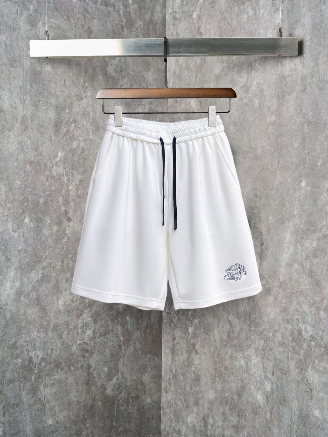 NO:855660,Balenciaga 2026ss summer new original counter casual shorts, luxury classic brand original LOGO accessories, counter best-selling style, very comfortable to wear, low-key yet luxurious, very classy to wear. Needless to say, the trousers style and tailoring. The upper body is exquisite and high-end, first-class and top-quality materials. Really palace-level casual pants. The cotton of Turkey is of outstanding quality. After heavy washing, the pants are very soft!  Don't be picky. The upper body is absolutely stylish and extremely luxurious. Please state your height and weight when ordering sizes M-3XL.,,balenciaga,shorts,19860909巴黎世家 2026ss夏季新款原单专柜休闲短裤,奢华经典品牌原版LOGO配饰 专柜热销款 身穿着非常舒适 低调不失奢华 穿出去非常有档次 裤型款式和裁剪亦无需多言 上身精致跃然高档一等一顶级质料 真正殿堂级的休闲裤 选用土耳其的棉花品质卓然,经过重水洗使得裤子很柔软！不挑人 上身绝对的有型 极度奢华. 尺码M-3XL下单报身高体重.,,balenciaga,shorts,,Men's clothing