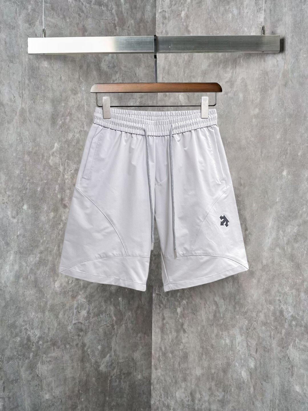NO:855666,Descente 2026ss summer new original counter casual shorts, luxury classic brand original LOGO accessories, counter best-selling model. Very comfortable to wear, low-key yet luxurious, very classy to wear. Needless to say, the trousers style and tailoring. The upper body is exquisite and high-end, first-class and top-quality materials. Really palace-level casual pants. The cotton of Türkiye is of outstanding quality. After heavy washing, the pants are very soft!  Don't be picky. The upper body is absolutely stylish and extremely luxurious. Please state your height and weight when placing an order for sizes M-3XL.,,shorts,19860909迪桑特 2026ss夏季新款原单专柜休闲短裤,奢华经典品牌原版LOGO配饰 专柜热销款 身穿着非常舒适 低调不失奢华 穿出去非常有档次 裤型款式和裁剪亦无需多言 上身精致跃然高档一等一顶级质料 真正殿堂级的休闲裤 选用土耳其的棉花品质卓然,经过重水洗使得裤子很柔软！不挑人 上身绝对的有型 极度奢华. 尺码M-3XL下单报身高体重.,,shorts,,Men's clothing