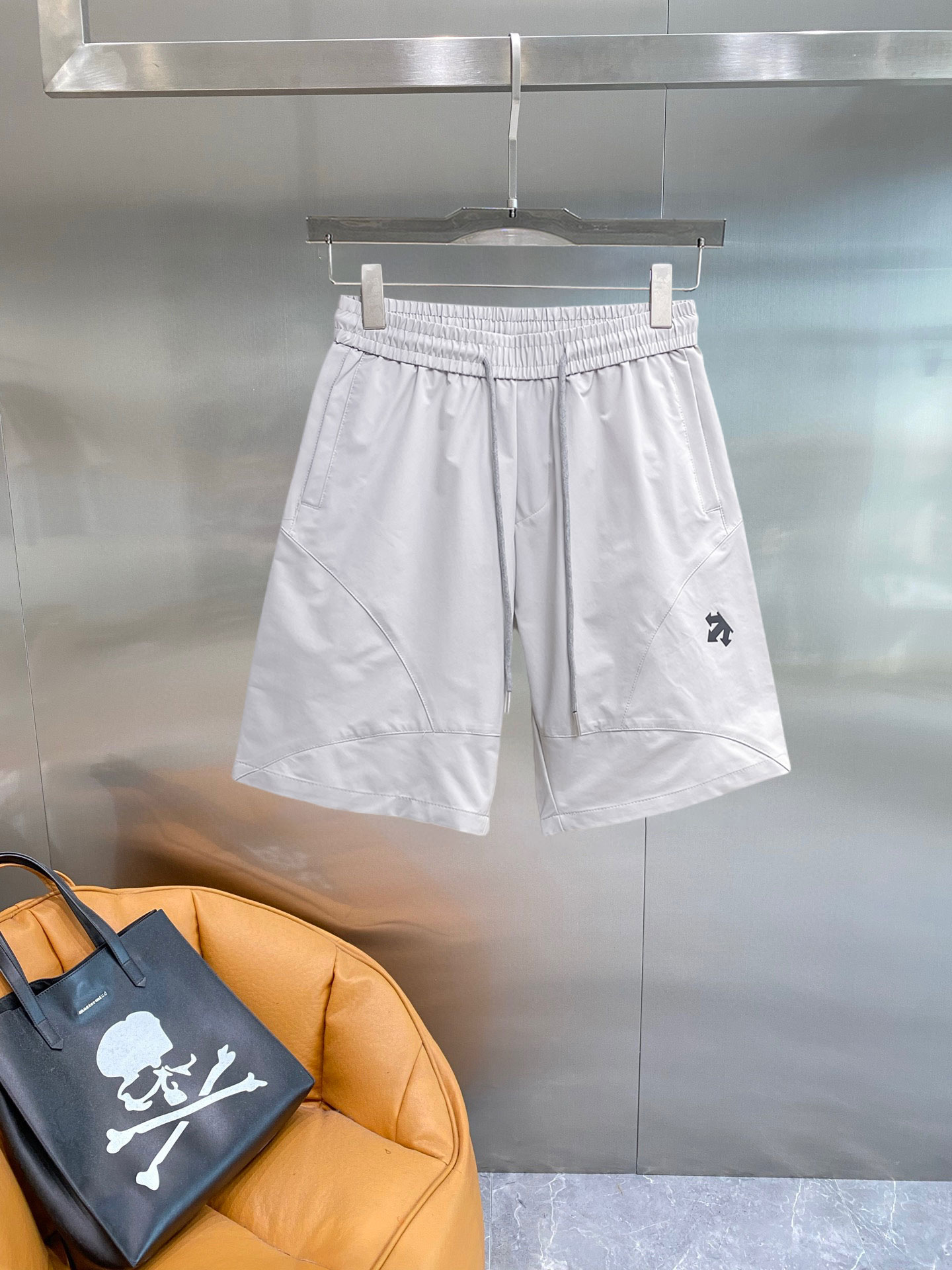 NO:838994,Descente 2026ss summer new original counter casual shorts, luxury classic brand original LOGO accessories, counter best-selling model. Very comfortable to wear, low-key yet luxurious, very classy to wear. Needless to say, the trousers style and tailoring. The upper body is exquisite and high-end, first-class and top-quality materials. Really palace-level casual pants. The cotton of Türkiye is of outstanding quality. After heavy washing, the pants are very soft!  Don't be picky. The upper body is absolutely stylish and extremely luxurious. Please state your height and weight when placing an order for sizes M-3XL.,,shorts,19860909迪桑特 2026ss夏季新款原单专柜休闲短裤,奢华经典品牌原版LOGO配饰 专柜热销款 身穿着非常舒适 低调不失奢华 穿出去非常有档次 裤型款式和裁剪亦无需多言 上身精致跃然高档一等一顶级质料 真正殿堂级的休闲裤 选用土耳其的棉花品质卓然,经过重水洗使得裤子很柔软！不挑人 上身绝对的有型 极度奢华. 尺码M-3XL下单报身高体重.,,shorts,,Men's clothing