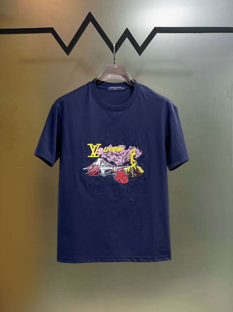 NO:838986,lv top products 2026 spring and summer new debut counter latest short-sleeved round neck T-shirt, high-end customization, avant-garde and fashionable design!  The brand logo is designed with heavy craftsmanship. High-end customized 260g fabric. Soft to the touch. Comfortable to wear. Exquisite stitching at the counter level. Fine workmanship. The upper body effect is incomparably handsome!  A must-have item for a stylish man!  Size M-XXXL,,louis vuitton,T-shirt,tees,t-shirt,19860909lv 顶级货品2026春夏新款首发专柜最新款短袖圆领T恤 高端订制 设计前卫时尚！品牌logo重工艺设计 高端定制260克面料.手感柔软.穿着舒适.专柜级别精致车线.做工精细.上身效果无敌帅气！型男必备单品！码数M-XXXL,,louis vuitton,T-shirt,tees，t-shirt,,Men's clothing