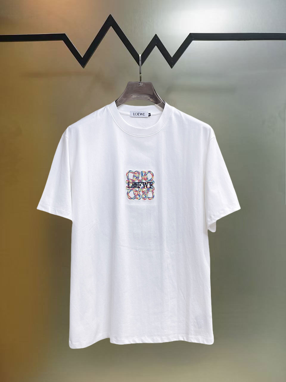 NO:838956,Luo Yiwei's top products 2026 spring and summer new debut counter, the latest short-sleeved round neck T-shirt, high-end customization, avant-garde and fashionable design!  The brand logo is designed with heavy craftsmanship. High-end customized 260g fabric. Soft to the touch. Comfortable to wear. Exquisite stitching at the counter level. Fine workmanship. The upper body effect is incomparably handsome!  A must-have item for a stylish man!  Size M-XXXL,,loewe,T-shirt,tees,t-shirt,19860909罗意威 顶级货品2026春夏新款首发专柜最新款短袖圆领T恤 高端订制 设计前卫时尚！品牌logo重工艺设计 高端定制260克面料.手感柔软.穿着舒适.专柜级别精致车线.做工精细.上身效果无敌帅气！型男必备单品！码数M-XXXL,,loewe,T-shirt,tees，t-shirt,,Men's clothing