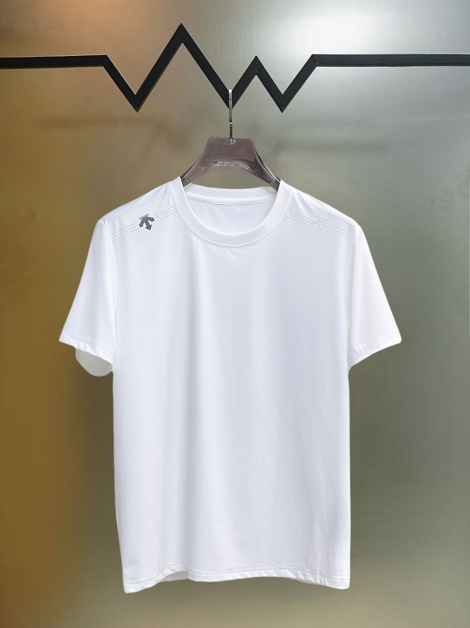 NO:838960,Descente's top products 2026 spring and summer new debut counter latest short-sleeved round neck T-shirt, high-end custom design, avant-garde and fashionable!  The brand logo is designed with heavy craftsmanship. High-end customized 260g fabric. Soft to the touch. Comfortable to wear. Exquisite stitching at the counter level. Fine workmanship. The upper body effect is incomparably handsome!  A must-have item for a stylish man!  Size M-XXXL,,T-shirt,tees,t-shirt,19860909迪桑特 顶级货品2026春夏新款首发专柜最新款短袖圆领T恤 高端订制 设计前卫时尚！品牌logo重工艺设计 高端定制260克面料.手感柔软.穿着舒适.专柜级别精致车线.做工精细.上身效果无敌帅气！型男必备单品！码数M-XXXL,,T-shirt,tees，t-shirt,,Men's clothing