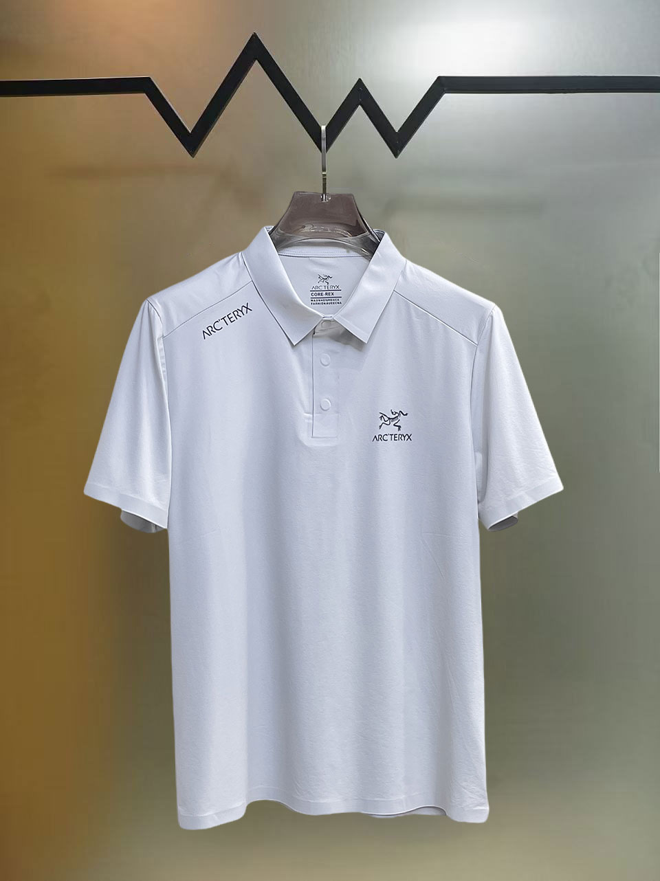 NO:838964,Arc'teryx 2026ss summer new letter logo men's lapel Polo shirt!  Classic business men's style, the ceiling-level business men's style of high-end men's clothing!  Simple and fashionable yet elegant, it looks great when worn alone, and quality control/details control can be taken away with your eyes closed. It is low-key, luxurious and connotative!  The custom-woven mesh pique cotton fabric supplied by the customer is carefully made. The mesh texture is evenly arranged on the surface of the fabric. It has excellent breathability and heat dissipation and perspiration. The upper body comfort is completely better than ordinary single-sided jersey tissue!  The classic brand LOGO on the chest is made with top-notch craftsmanship. The LOGO is three-dimensional, clear and full, and has extraordinary texture. Whether it is worn as an inner layer or worn alone, it is a classic product!  The exquisite tailoring process, every detail is handled very standard and delicately, which cannot be compared with other low-end products on the market. It is a must-have basic and versatile Polo shirt for men!  Size M-3XL,arc'teryx,19860909始祖鸟 2026ss夏季新款字母logo男士翻领Polo衫！经典商务男款,高端男装的天花板级别的商务男款！简约时尚大气不失优雅,单穿内搭体面过人,品质控/细节控的闭眼带走,低调又奢华有内涵！ 客供定织网眼珠地棉布精心制成,面料表面排列均匀整齐的网眼纹理,透气性和散热排汗性极佳,上身舒适程度完全优于普通单面汗布组织！胸前经典的品牌LOGO标识,采用顶级工艺打造,LOGO立体清晰饱满,质感非凡的特质,无论是内搭还是单穿都是一款经典领域的产品！精妙绝伦的裁剪工艺,每一个细节处理的非常标准细腻,非市面一般LOW货可以媲美的,男士必入基础百搭款Polo衫推荐！ 尺码M-3XL,arc'teryx,,Men's clothing