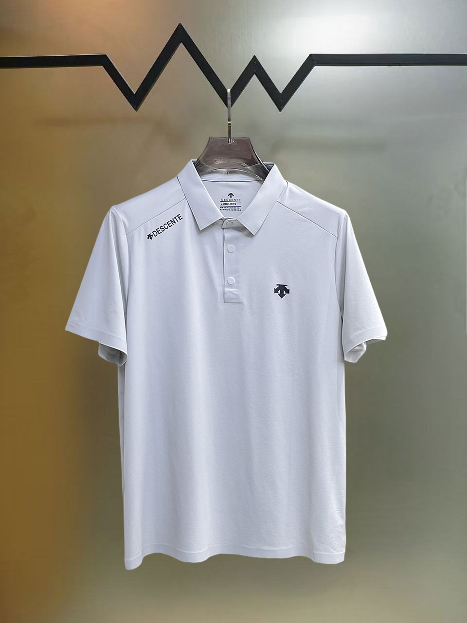 NO:838968,Descente 2026ss summer new letter logo men's lapel polo shirt!  Classic business men's style, the ceiling-level business men's style of high-end men's clothing!  Simple and fashionable yet elegant, it looks great when worn alone, and quality control/details control can be taken away with your eyes closed. It is low-key, luxurious and connotative!  The custom-woven mesh pique cotton fabric supplied by the customer is carefully made. The mesh texture is evenly arranged on the surface of the fabric. It has excellent breathability and heat dissipation and perspiration. The upper body comfort is completely better than ordinary single-sided jersey tissue!  The classic brand LOGO on the chest is made with top-notch craftsmanship. The LOGO is three-dimensional, clear and full, and has extraordinary texture. Whether it is worn as an inner layer or worn alone, it is a classic product!  The exquisite tailoring process, every detail is handled very standard and delicately, which cannot be compared with other low-end products on the market. It is a must-have basic and versatile Polo shirt for men!  Size M-3XL,,19860909迪桑特 2026ss夏季新款字母logo男士翻领Polo衫！经典商务男款,高端男装的天花板级别的商务男款！简约时尚大气不失优雅,单穿内搭体面过人,品质控/细节控的闭眼带走,低调又奢华有内涵！ 客供定织网眼珠地棉布精心制成,面料表面排列均匀整齐的网眼纹理,透气性和散热排汗性极佳,上身舒适程度完全优于普通单面汗布组织！胸前经典的品牌LOGO标识,采用顶级工艺打造,LOGO立体清晰饱满,质感非凡的特质,无论是内搭还是单穿都是一款经典领域的产品！精妙绝伦的裁剪工艺,每一个细节处理的非常标准细腻,非市面一般LOW货可以媲美的,男士必入基础百搭款Polo衫推荐！ 尺码M-3XL,,,Men's clothing