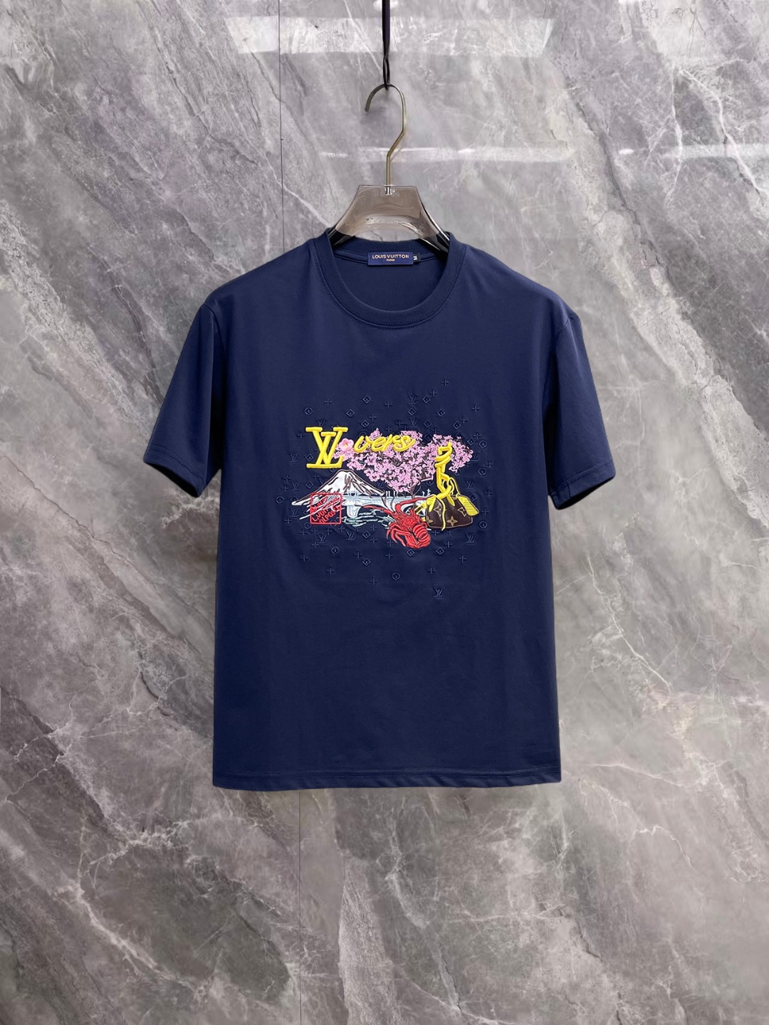 NO:936636,Lv 2026 spring and summer new style debut counter, the latest short-sleeved round neck T-shirt, high-end customization, avant-garde and fashionable design!  The brand logo is designed with heavy craftsmanship. High-end customized double mercerized fabric. Soft to the touch. Comfortable to wear. Exquisite stitching at the counter level. Fine workmanship. The upper body effect is incomparably handsome!  A must-have item for a stylish man!  Good news for fat people--size M-3XL,,louis vuitton,T-shirt,tees,t-shirt,19860909Lv 2026春夏新款首发专柜最新款短袖圆领T恤 高端订制 设计前卫时尚！品牌logo重工艺设计 高端定制双丝光面料.手感柔软.穿着舒适.专柜级别精致车线.做工精细.上身效果无敌帅气！型男必备单品！胖子福音-- 码数 M-3XL,,louis vuitton,T-shirt,tees，t-shirt,,Men's clothing