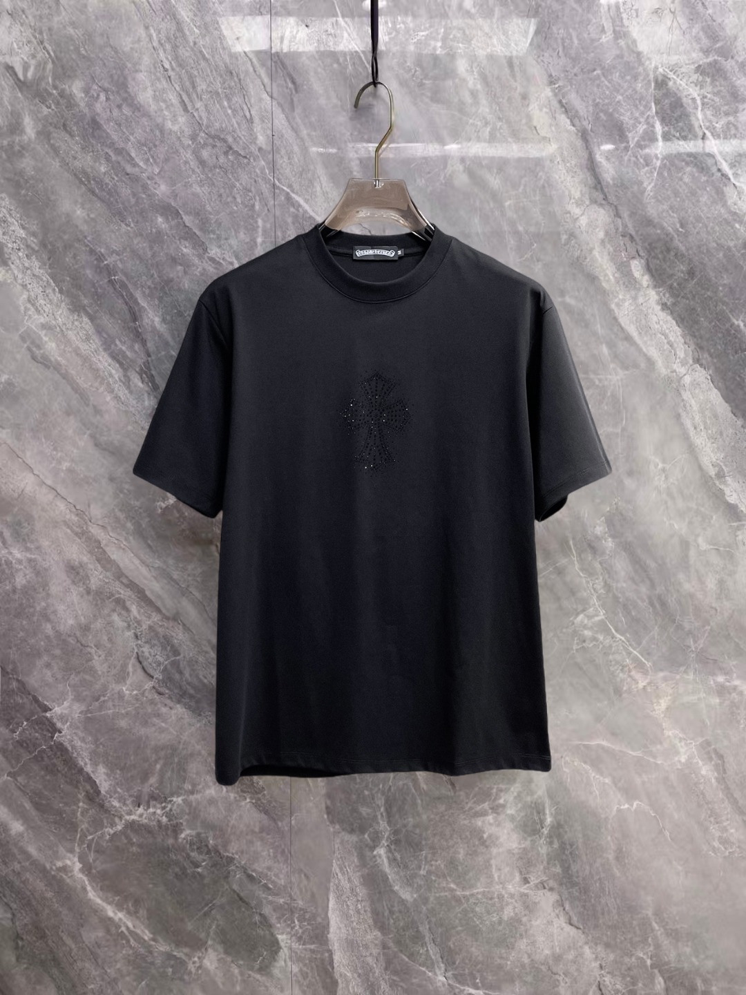 NO:936638,Kroxin's 2026 spring and summer new debut counter, the latest short-sleeved round neck T-shirt, high-end customization, avant-garde and fashionable design!  The brand logo is designed with heavy craftsmanship. High-end customized double mercerized fabric. Soft to the touch. Comfortable to wear. Exquisite stitching at the counter level. Fine workmanship. The upper body effect is incomparably handsome!  A must-have item for a stylish man!  Good news for fat people--size M-3XL,,chrome hearts,T-shirt,tees,t-shirt,19860909克罗心 2026春夏新款首发专柜最新款短袖圆领T恤 高端订制 设计前卫时尚！品牌logo重工艺设计 高端定制双丝光面料.手感柔软.穿着舒适.专柜级别精致车线.做工精细.上身效果无敌帅气！型男必备单品！胖子福音-- 码数 M-3XL,,chrome hearts,T-shirt,tees，t-shirt,,Men's clothing