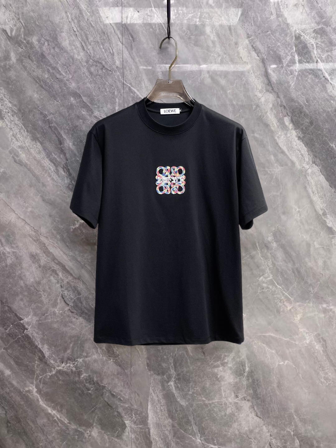 NO:936640,Luo Yiwei's 2026 spring and summer new style debut counter, the latest short-sleeved round neck T-shirt, high-end customization, avant-garde and fashionable design!  The brand logo is designed with heavy craftsmanship. High-end customized double mercerized fabric. Soft to the touch. Comfortable to wear. Exquisite stitching at the counter level. Fine workmanship. The upper body effect is incomparably handsome!  A must-have item for a stylish man!  Good news for fat people--size M-3XL,,loewe,T-shirt,tees,t-shirt,19860909罗意威 2026春夏新款首发专柜最新款短袖圆领T恤 高端订制 设计前卫时尚！品牌logo重工艺设计 高端定制双丝光面料.手感柔软.穿着舒适.专柜级别精致车线.做工精细.上身效果无敌帅气！型男必备单品！胖子福音-- 码数 M-3XL,,loewe,T-shirt,tees，t-shirt,,Men's clothing