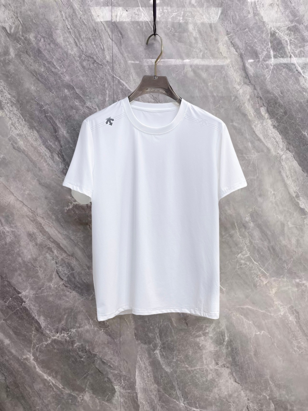 NO:936642,Descente's 2026 spring and summer new debut counter, the latest short-sleeved round neck T-shirt, high-end customization, avant-garde and fashionable design!  The brand logo is designed with heavy craftsmanship. High-end customized double mercerized fabric. Soft to the touch. Comfortable to wear. Exquisite stitching at the counter level. Fine workmanship. The upper body effect is incomparably handsome!  A must-have item for a stylish man!  Good news for fat people--size M-3XL,,T-shirt,tees,t-shirt,19860909迪桑特 2026春夏新款首发专柜最新款短袖圆领T恤 高端订制 设计前卫时尚！品牌logo重工艺设计 高端定制双丝光面料.手感柔软.穿着舒适.专柜级别精致车线.做工精细.上身效果无敌帅气！型男必备单品！胖子福音-- 码数 M-3XL,,T-shirt,tees，t-shirt,,Men's clothing
