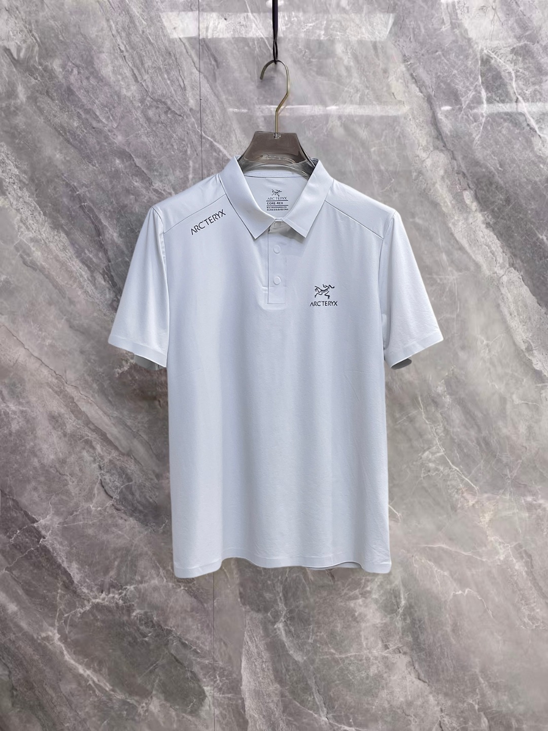 NO:936644,Arc'teryx is a must-have item for high-end business white-collar workers and office workers!  Seamless laminated ice silk casual business short-sleeved Polo, technical fabric, ice silk traceless, great body feel, smooth feel and great texture!  It has good elasticity and no sense of restraint. The fabric has breathable mesh, moisture-wicking, quick-drying and keeps you dry. The small lapel placket design shows a tall and straight posture without being too soft. The simple style can be used for both business and leisure. Highly recommended!  High-elastic ice silk, the touch is as smooth as jade silk, clean and neat, elegant and gentlemanly. High-end materials, the focus is on the fabric, quality control must be top-notch, the hand feels extremely delicate and smooth, the fabric has a good luster and the upper body frame feels good, it is a mature quality men's clothing!  Sweat-free in summer, a new experience for business, commuting and leisure M-4XL, arc'teryx, T-shirt,19860909始祖鸟 高端商务 白领 单位人士必入单品！ 无痕压胶冰丝休闲商务短袖Polo,科技面料,冰丝无痕,体感非常棒,手感顺滑质感很棒！弹性好,无任何束缚感,面料自带透气网孔,吸湿排汗,速干保持干爽,小翻领门襟排扣设计,展露挺拔姿态,不软踏,简约款式,商务休闲都可驾驭,强烈推荐！高弹冰丝,触感堪比玉蚕丝一样丝滑,干净利落,儒雅绅士风度.高级材质,重点就是面料上,品控的必上,手感极其细腻光滑,面料光泽感和上身骨架感好,打招成熟品质男装！夏天出汗秒干,全新体验 商务通勤休闲 M-4XL,arc'teryx,T-shirt,,Men's clothing