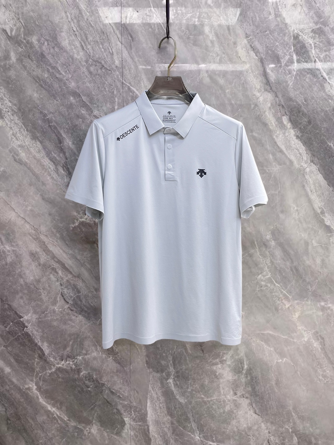 NO:936627,Descente is a must-have item for high-end business white-collar workers and office workers!  Seamless laminated ice silk casual business short-sleeved Polo, technical fabric, ice silk traceless, great body feel, smooth feel and great texture!  It has good elasticity and no sense of restraint. The fabric has breathable mesh, moisture-wicking, quick-drying and keeps you dry. The small lapel placket design shows a tall and straight posture without being too soft. The simple style can be used for both business and leisure. Highly recommended!  High-elastic ice silk, the touch is as smooth as jade silk, clean and neat, elegant and gentlemanly. High-end materials, the focus is on the fabric, quality control must be top-notch, the hand feels extremely delicate and smooth, the fabric has a good luster and the upper body frame feels good, it is a mature quality men's clothing!  Sweat-free in summer, a new experience for business, commuting and leisure M-4XL,, T-shirt,19860909迪桑特 高端商务 白领 单位人士必入单品！ 无痕压胶冰丝休闲商务短袖Polo,科技面料,冰丝无痕,体感非常棒,手感顺滑质感很棒！弹性好,无任何束缚感,面料自带透气网孔,吸湿排汗,速干保持干爽,小翻领门襟排扣设计,展露挺拔姿态,不软踏,简约款式,商务休闲都可驾驭,强烈推荐！高弹冰丝,触感堪比玉蚕丝一样丝滑,干净利落,儒雅绅士风度.高级材质,重点就是面料上,品控的必上,手感极其细腻光滑,面料光泽感和上身骨架感好,打招成熟品质男装！夏天出汗秒干,全新体验 商务通勤休闲 M-4XL,,T-shirt,,Men's clothing