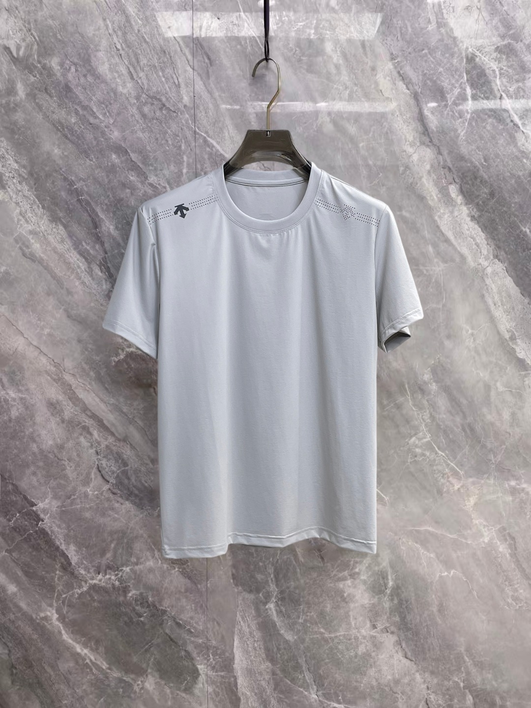 NO:936629,Descente's 2026 spring and summer new debut counter, the latest short-sleeved round neck T-shirt, high-end customization, avant-garde and fashionable design!  The brand logo is designed with heavy craftsmanship. High-end customized double mercerized fabric. Soft to the touch. Comfortable to wear. Exquisite stitching at the counter level. Fine workmanship. The upper body effect is incomparably handsome!  A must-have item for a stylish man!  Good news for fat people--size M-3XL,,T-shirt,tees,t-shirt,19860909迪桑特 2026春夏新款首发专柜最新款短袖圆领T恤 高端订制 设计前卫时尚！品牌logo重工艺设计 高端定制双丝光面料.手感柔软.穿着舒适.专柜级别精致车线.做工精细.上身效果无敌帅气！型男必备单品！胖子福音-- 码数 M-3XL,,T-shirt,tees，t-shirt,,Men's clothing