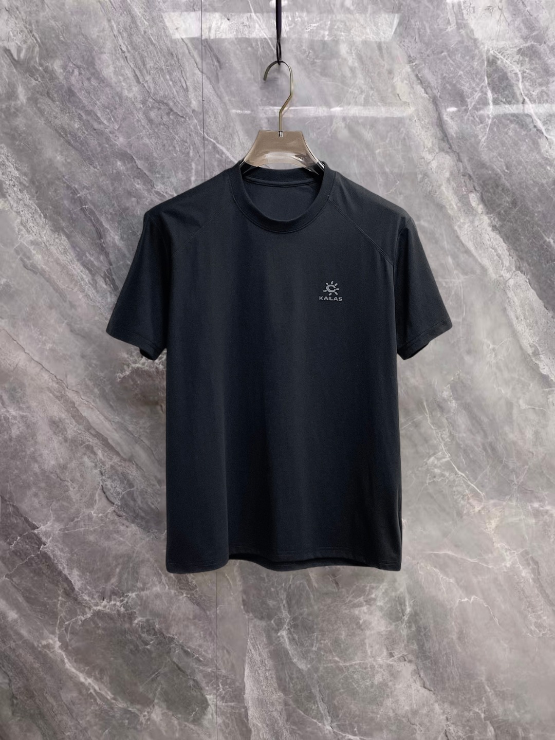 NO:936631,Kaileshi 2026 spring and summer new debut counter latest short-sleeved round neck T-shirt, high-end customization, avant-garde and fashionable design!  The brand logo is designed with heavy craftsmanship. High-end customized double mercerized fabric. Soft to the touch. Comfortable to wear. Exquisite stitching at the counter level. Fine workmanship. The upper body effect is incomparably handsome!  A must-have item for a stylish man!  Good news for fat people--size M-3XL,,T-shirt,tees,t-shirt,19860909凯乐石 2026春夏新款首发专柜最新款短袖圆领T恤 高端订制 设计前卫时尚！品牌logo重工艺设计 高端定制双丝光面料.手感柔软.穿着舒适.专柜级别精致车线.做工精细.上身效果无敌帅气！型男必备单品！胖子福音-- 码数 M-3XL,,T-shirt,tees，t-shirt,,Men's clothing