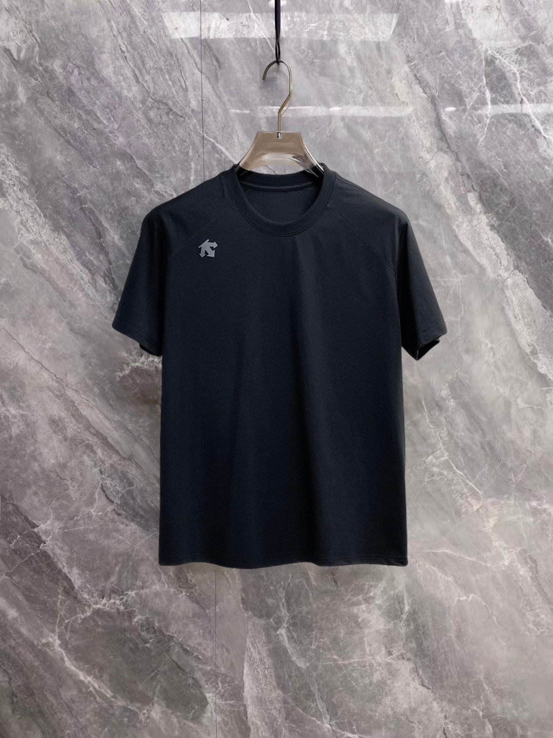 NO:936633,Descente's 2026 spring and summer new debut counter, the latest short-sleeved round neck T-shirt, high-end customization, avant-garde and fashionable design!  The brand logo is designed with heavy craftsmanship. High-end customized double mercerized fabric. Soft to the touch. Comfortable to wear. Exquisite stitching at the counter level. Fine workmanship. The upper body effect is incomparably handsome!  A must-have item for a stylish man!  Good news for fat people--size M-3XL,,T-shirt,tees,t-shirt,19860909迪桑特 2026春夏新款首发专柜最新款短袖圆领T恤 高端订制 设计前卫时尚！品牌logo重工艺设计 高端定制双丝光面料.手感柔软.穿着舒适.专柜级别精致车线.做工精细.上身效果无敌帅气！型男必备单品！胖子福音-- 码数 M-3XL,,T-shirt,tees，t-shirt,,Men's clothing