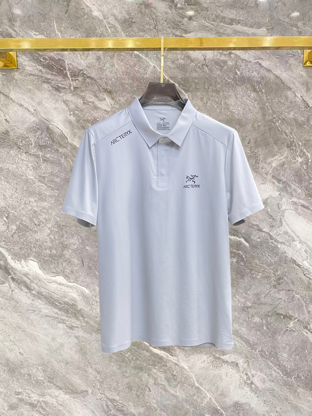 NO:936583,Arc'teryx is a must-have item for high-end business white-collar workers and office workers!  Seamless laminated ice silk casual business short-sleeved Polo, technical fabric, ice silk traceless, great body feel, smooth feel and great texture!  It has good elasticity and no sense of restraint. The fabric has breathable mesh, moisture-wicking, quick-drying and keeps you dry. The small lapel placket design shows a tall and straight posture without being too soft. The simple style can be used for both business and leisure. Highly recommended!  High-elastic ice silk, the touch is as smooth as jade silk, clean and neat, elegant and gentlemanly. High-end materials, the focus is on the fabric, quality control must be top-notch, the hand feels extremely delicate and smooth, the fabric has a good luster and the upper body frame feels good, it is a mature quality men's clothing!  Sweat-free in summer, a new experience for business, commuting and leisure M-4XL, arc'teryx, T-shirt,19860909始祖鸟 高端商务 白领 单位人士必入单品！ 无痕压胶冰丝休闲商务短袖Polo,科技面料,冰丝无痕,体感非常棒,手感顺滑质感很棒！弹性好,无任何束缚感,面料自带透气网孔,吸湿排汗,速干保持干爽,小翻领门襟排扣设计,展露挺拔姿态,不软踏,简约款式,商务休闲都可驾驭,强烈推荐！高弹冰丝,触感堪比玉蚕丝一样丝滑,干净利落,儒雅绅士风度.高级材质,重点就是面料上,品控的必上,手感极其细腻光滑,面料光泽感和上身骨架感好,打招成熟品质男装！夏天出汗秒干,全新体验 商务通勤休闲 M-4XL,arc'teryx,T-shirt,,Men's clothing
