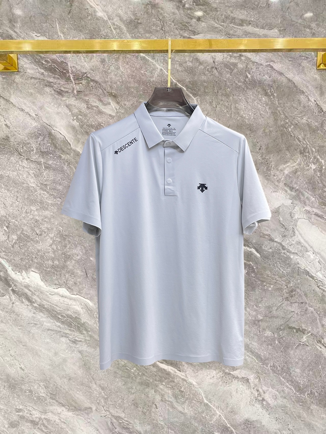 NO:936585,Descente is a must-have item for high-end business white-collar workers and office workers!  Seamless laminated ice silk casual business short-sleeved Polo, technical fabric, ice silk traceless, great body feel, smooth feel and great texture!  It has good elasticity and no sense of restraint. The fabric has breathable mesh, moisture-wicking, quick-drying and keeps you dry. The small lapel placket design shows a tall and straight posture without being too soft. The simple style can be used for both business and leisure. Highly recommended!  High-elastic ice silk, the touch is as smooth as jade silk, clean and neat, elegant and gentlemanly. High-end materials, the focus is on the fabric, quality control must be top-notch, the hand feels extremely delicate and smooth, the fabric has a good luster and the upper body frame feels good, it is a mature quality men's clothing!  Sweat-free in summer, a new experience for business, commuting and leisure M-4XL,, T-shirt,19860909迪桑特 高端商务 白领 单位人士必入单品！ 无痕压胶冰丝休闲商务短袖Polo,科技面料,冰丝无痕,体感非常棒,手感顺滑质感很棒！弹性好,无任何束缚感,面料自带透气网孔,吸湿排汗,速干保持干爽,小翻领门襟排扣设计,展露挺拔姿态,不软踏,简约款式,商务休闲都可驾驭,强烈推荐！高弹冰丝,触感堪比玉蚕丝一样丝滑,干净利落,儒雅绅士风度.高级材质,重点就是面料上,品控的必上,手感极其细腻光滑,面料光泽感和上身骨架感好,打招成熟品质男装！夏天出汗秒干,全新体验 商务通勤休闲 M-4XL,,T-shirt,,Men's clothing