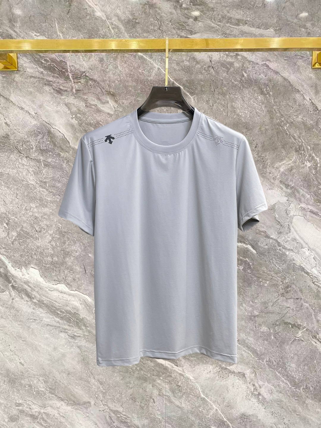 NO:936587,Descente's 2026 spring and summer new debut counter, the latest short-sleeved round neck T-shirt, high-end customization, avant-garde and fashionable design!  The brand logo is designed with heavy craftsmanship. High-end customized double mercerized fabric. Soft to the touch. Comfortable to wear. Exquisite stitching at the counter level. Fine workmanship. The upper body effect is incomparably handsome!  A must-have item for a stylish man!  Good news for fat people--size M-3XL,,T-shirt,tees,t-shirt,19860909迪桑特 2026春夏新款首发专柜最新款短袖圆领T恤 高端订制 设计前卫时尚！品牌logo重工艺设计 高端定制双丝光面料.手感柔软.穿着舒适.专柜级别精致车线.做工精细.上身效果无敌帅气！型男必备单品！胖子福音-- 码数 M-3XL,,T-shirt,tees，t-shirt,,Men's clothing