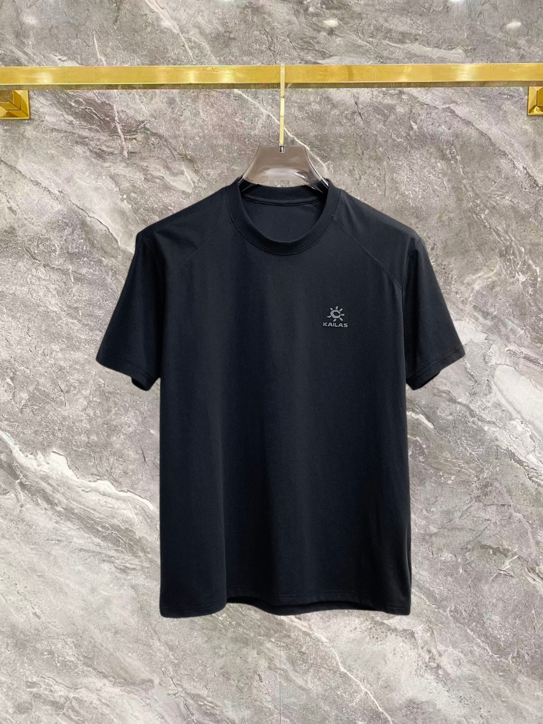 NO:936589,Kaileshi 2026 spring and summer new debut counter latest short-sleeved round neck T-shirt, high-end customization, avant-garde and fashionable design!  The brand logo is designed with heavy craftsmanship. High-end customized double mercerized fabric. Soft to the touch. Comfortable to wear. Exquisite stitching at the counter level. Fine workmanship. The upper body effect is incomparably handsome!  A must-have item for a stylish man!  Good news for fat people--size M-3XL,,T-shirt,tees,t-shirt,19860909凯乐石 2026春夏新款首发专柜最新款短袖圆领T恤 高端订制 设计前卫时尚！品牌logo重工艺设计 高端定制双丝光面料.手感柔软.穿着舒适.专柜级别精致车线.做工精细.上身效果无敌帅气！型男必备单品！胖子福音-- 码数 M-3XL,,T-shirt,tees，t-shirt,,Men's clothing
