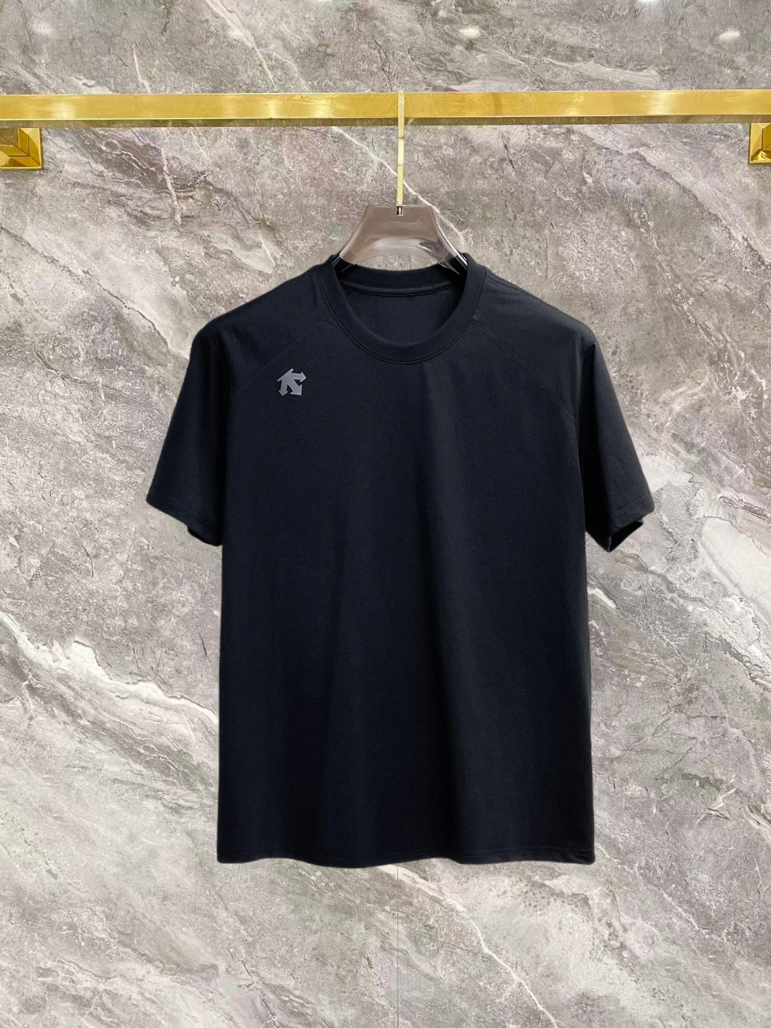 NO:936591,Descente's 2026 spring and summer new style debut counter, the latest short-sleeved round neck T-shirt, high-end customization, avant-garde and fashionable design!  The brand logo is designed with heavy craftsmanship. High-end customized double mercerized fabric. Soft to the touch. Comfortable to wear. Exquisite stitching at the counter level. Fine workmanship. The upper body effect is incomparably handsome!  A must-have item for a stylish man!  Good news for fat people--size M-3XL,,T-shirt,tees,t-shirt,19860909迪桑特 2026春夏新款首发专柜最新款短袖圆领T恤 高端订制 设计前卫时尚！品牌logo重工艺设计 高端定制双丝光面料.手感柔软.穿着舒适.专柜级别精致车线.做工精细.上身效果无敌帅气！型男必备单品！胖子福音-- 码数 M-3XL,,T-shirt,tees，t-shirt,,Men's clothing