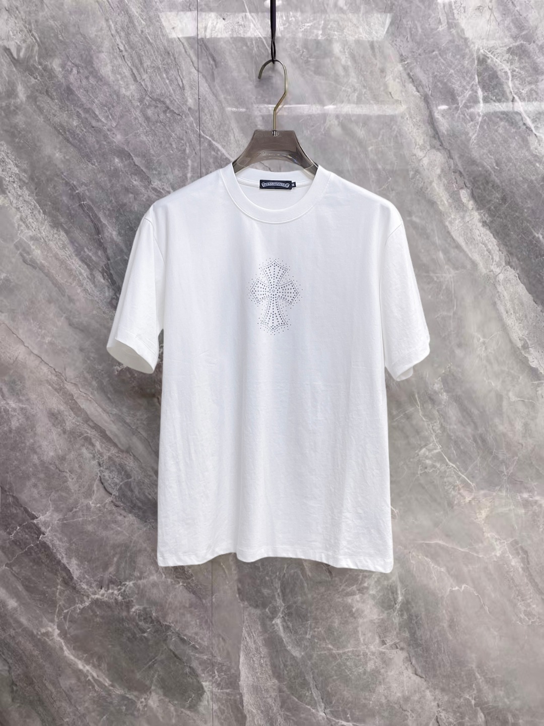 NO:936635,Kroxin's 2026 spring and summer new debut counter, the latest short-sleeved round neck T-shirt, high-end customization, avant-garde and fashionable design!  The brand logo is designed with heavy craftsmanship. High-end customized double mercerized fabric. Soft to the touch. Comfortable to wear. Exquisite stitching at the counter level. Fine workmanship. The upper body effect is incomparably handsome!  A must-have item for a stylish man!  Good news for fat people--size M-3XL,,chrome hearts,T-shirt,tees,t-shirt,19860909克罗心 2026春夏新款首发专柜最新款短袖圆领T恤 高端订制 设计前卫时尚！品牌logo重工艺设计 高端定制双丝光面料.手感柔软.穿着舒适.专柜级别精致车线.做工精细.上身效果无敌帅气！型男必备单品！胖子福音-- 码数 M-3XL,,chrome hearts,T-shirt,tees，t-shirt,,Men's clothing