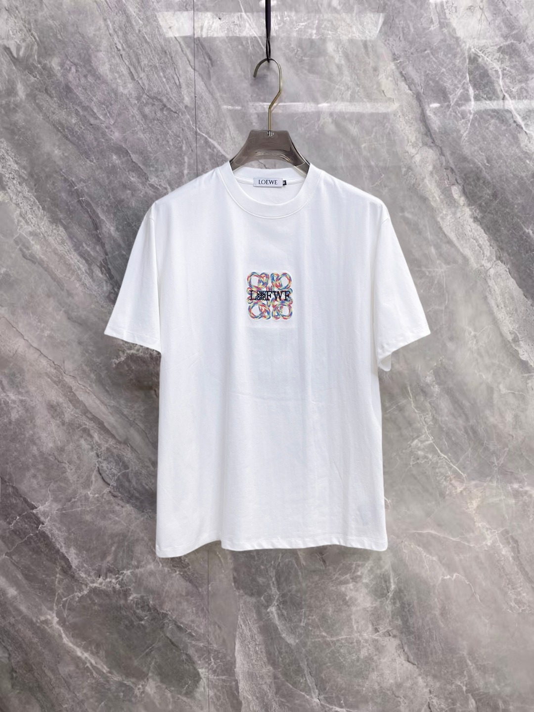 NO:936637,Luo Yiwei's 2026 spring and summer new style debut counter, the latest short-sleeved round neck T-shirt, high-end customization, avant-garde and fashionable design!  The brand logo is designed with heavy craftsmanship. High-end customized double mercerized fabric. Soft to the touch. Comfortable to wear. Exquisite stitching at the counter level. Fine workmanship. The upper body effect is incomparably handsome!  A must-have item for a stylish man!  Good news for fat people--size M-3XL,,loewe,T-shirt,tees,t-shirt,19860909罗意威 2026春夏新款首发专柜最新款短袖圆领T恤 高端订制 设计前卫时尚！品牌logo重工艺设计 高端定制双丝光面料.手感柔软.穿着舒适.专柜级别精致车线.做工精细.上身效果无敌帅气！型男必备单品！胖子福音-- 码数 M-3XL,,loewe,T-shirt,tees，t-shirt,,Men's clothing
