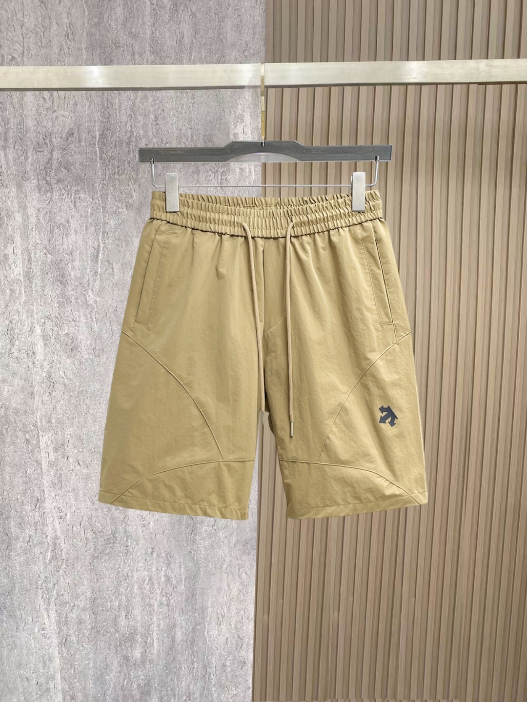 NO:910032,Descente 2026ss summer new original counter casual shorts, luxury classic brand original LOGO accessories, counter best-selling model. Very comfortable to wear, low-key yet luxurious, very classy to wear. Needless to say, the trousers style and tailoring. The upper body is exquisite and high-end, first-class and top-quality materials. Really palace-level casual pants. The cotton of Türkiye is of outstanding quality. After heavy washing, the pants are very soft!  Don't be picky. The upper body is absolutely stylish and extremely luxurious. Please state your height and weight when placing an order for sizes M-3XL.,,shorts,19860909迪桑特 2026ss夏季新款原单专柜休闲短裤,奢华经典品牌原版LOGO配饰 专柜热销款 身穿着非常舒适 低调不失奢华 穿出去非常有档次 裤型款式和裁剪亦无需多言 上身精致跃然高档一等一顶级质料 真正殿堂级的休闲裤 选用土耳其的棉花品质卓然,经过重水洗使得裤子很柔软！不挑人 上身绝对的有型 极度奢华. 尺码M-3XL下单报身高体重.,,shorts,,Men's clothing