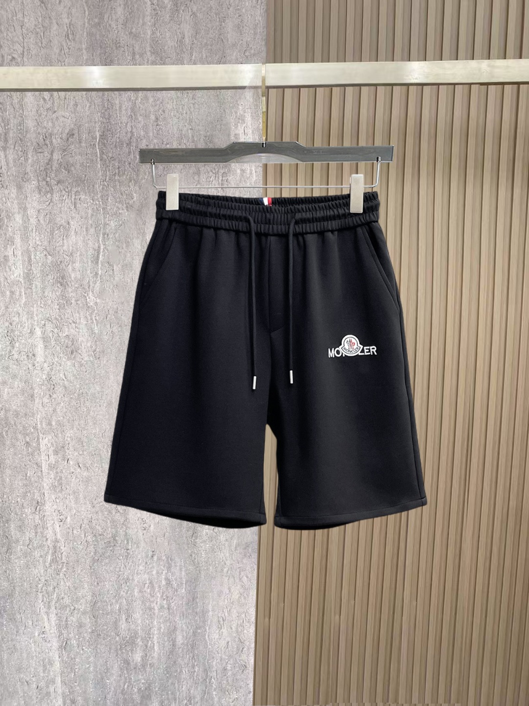 NO:910037,Mengkou 2026ss summer new original counter casual shorts, luxury classic brand original LOGO accessories, counter best-selling model, very comfortable to wear, low-key yet luxurious, very classy to wear. Needless to say the trousers style and tailoring, the upper body is exquisite and high-end, first-class and top-quality materials. Really palace-level casual pants. The cotton of Turkey is of outstanding quality. After heavy washing, the pants are very soft!  Don't be picky. The upper body is absolutely stylish and extremely luxurious. Please state your height and weight when ordering sizes M-3XL.,,Moncler,shorts,19860909蒙口 2026ss夏季新款原单专柜休闲短裤,奢华经典品牌原版LOGO配饰 专柜热销款 身穿着非常舒适 低调不失奢华 穿出去非常有档次 裤型款式和裁剪亦无需多言 上身精致跃然高档一等一顶级质料 真正殿堂级的休闲裤 选用土耳其的棉花品质卓然,经过重水洗使得裤子很柔软！不挑人 上身绝对的有型 极度奢华. 尺码M-3XL下单报身高体重.,,Moncler,shorts,,Men's clothing