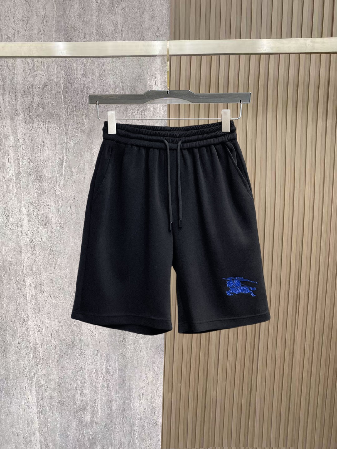 NO:910042,Burberry 2026ss summer new original counter casual shorts, luxury classic brand original LOGO accessories, counter best-selling model. Very comfortable to wear, low-key yet luxurious, very classy to wear. Needless to say the trousers style and tailoring. The upper body is exquisite and high-end, first-class and top-quality materials. Really palace-level casual pants. The cotton of Turkey is of outstanding quality. After heavy washing, the pants are very soft!  Don't be picky. The upper body is absolutely stylish and extremely luxurious. Please state your height and weight when ordering sizes M-3XL.,,burberry,shorts,19860909巴宝莉 2026ss夏季新款原单专柜休闲短裤,奢华经典品牌原版LOGO配饰 专柜热销款 身穿着非常舒适 低调不失奢华 穿出去非常有档次 裤型款式和裁剪亦无需多言 上身精致跃然高档一等一顶级质料 真正殿堂级的休闲裤 选用土耳其的棉花品质卓然,经过重水洗使得裤子很柔软！不挑人 上身绝对的有型 极度奢华. 尺码M-3XL下单报身高体重.,,burberry,shorts,,Men's clothing