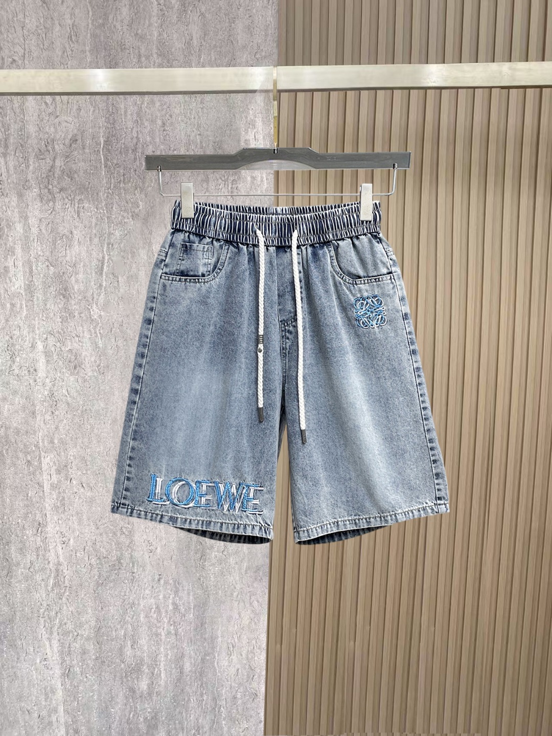 NO:910047,Loewe 2026ss summer new original counter casual shorts, luxury classic brand original LOGO accessories, counter best-selling model, very comfortable to wear, low-key yet luxurious, very classy to wear. Needless to say, the trousers style and tailoring. The upper body is exquisite and high-end, first-class and top-quality materials. Really palace-level casual trousers. The cotton of Turkey is of outstanding quality. After heavy washing, the pants are very soft!  Don't be picky, the upper body is absolutely stylish and extremely luxurious. Please quote your height and weight when ordering sizes M-3XL.,,loewe,shorts,19860909罗意威 2026ss夏季新款原单专柜休闲短裤,奢华经典品牌原版LOGO配饰 专柜热销款 身穿着非常舒适 低调不失奢华 穿出去非常有档次 裤型款式和裁剪亦无需多言 上身精致跃然高档一等一顶级质料 真正殿堂级的休闲裤 选用土耳其的棉花品质卓然,经过重水洗使得裤子很柔软！不挑人 上身绝对的有型 极度奢华. 尺码M-3XL下单报身高体重.,,loewe,shorts,,Men's clothing