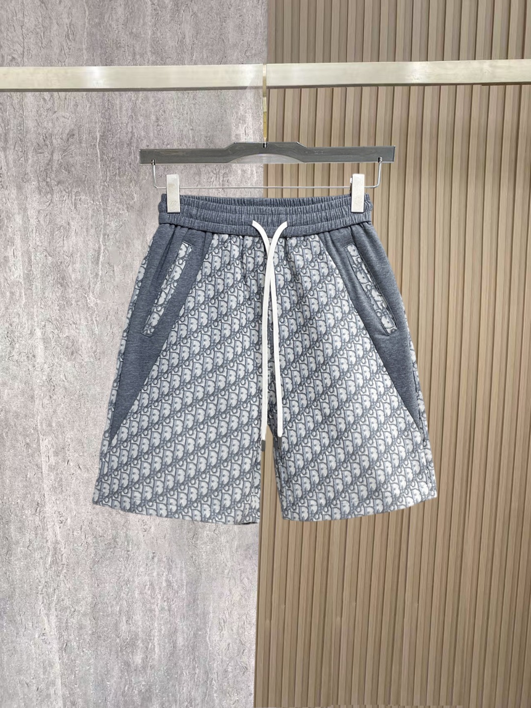 NO:910052,Dior 2026ss summer new original counter casual shorts, luxury classic brand original LOGO accessories, counter best-selling model. Very comfortable to wear, low-key yet luxurious, very classy to wear. Needless to say the trousers style and tailoring. The upper body is exquisite and high-end, first-class and top-quality materials. Really palace-level casual pants. The cotton of Turkey is of outstanding quality. After heavy washing, the pants are very soft!  Don't be picky. The upper body is absolutely stylish and extremely luxurious. Please state your height and weight when placing an order for sizes M-3XL.,,dior,shorts,19860909迪奥 2026ss夏季新款原单专柜休闲短裤,奢华经典品牌原版LOGO配饰 专柜热销款 身穿着非常舒适 低调不失奢华 穿出去非常有档次 裤型款式和裁剪亦无需多言 上身精致跃然高档一等一顶级质料 真正殿堂级的休闲裤 选用土耳其的棉花品质卓然,经过重水洗使得裤子很柔软！不挑人 上身绝对的有型 极度奢华. 尺码M-3XL下单报身高体重.,,dior,shorts,,Men's clothing