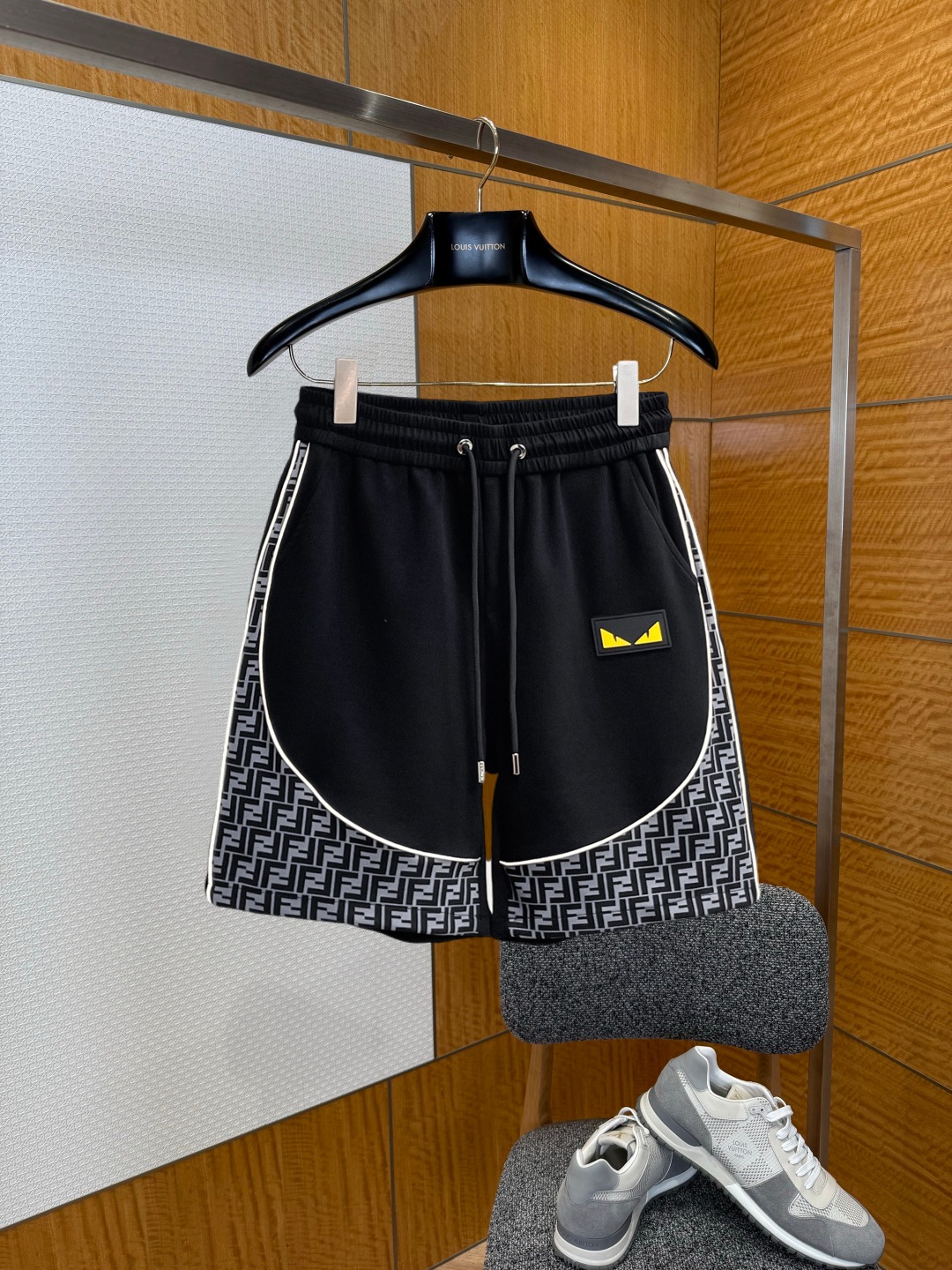 NO:929565,Fendi 2026ss spring and summer new original counter casual shorts, luxury classic brand original LOGO accessories, counter best-selling model. Very comfortable to wear, low-key yet luxurious, very classy to wear. Needless to say, the style and tailoring of the pants. The upper body is exquisite and high-end, first-class and top-quality materials. Really palace-level casual pants. The cotton of Turkey is of outstanding quality. After heavy washing, the pants are very soft!  Not picky, the upper body is absolutely stylish and extremely luxurious. Sizes M-3XL, fendi, shorts,19860909芬迪 2026ss春夏新款原单专柜休闲短裤,奢华经典品牌原版LOGO配饰 专柜热销款 身穿着非常舒适 低调不失奢华 穿出去非常有档次 裤型款式和裁剪亦无需多言 上身精致跃然高档一等一顶级质料 真正殿堂级的休闲裤 选用土耳其的棉花品质卓然,经过重水洗使得裤子很柔软！不挑人 上身绝对的有型 极度奢华. 尺码M-3XL,,fendi,shorts,,Men's clothing