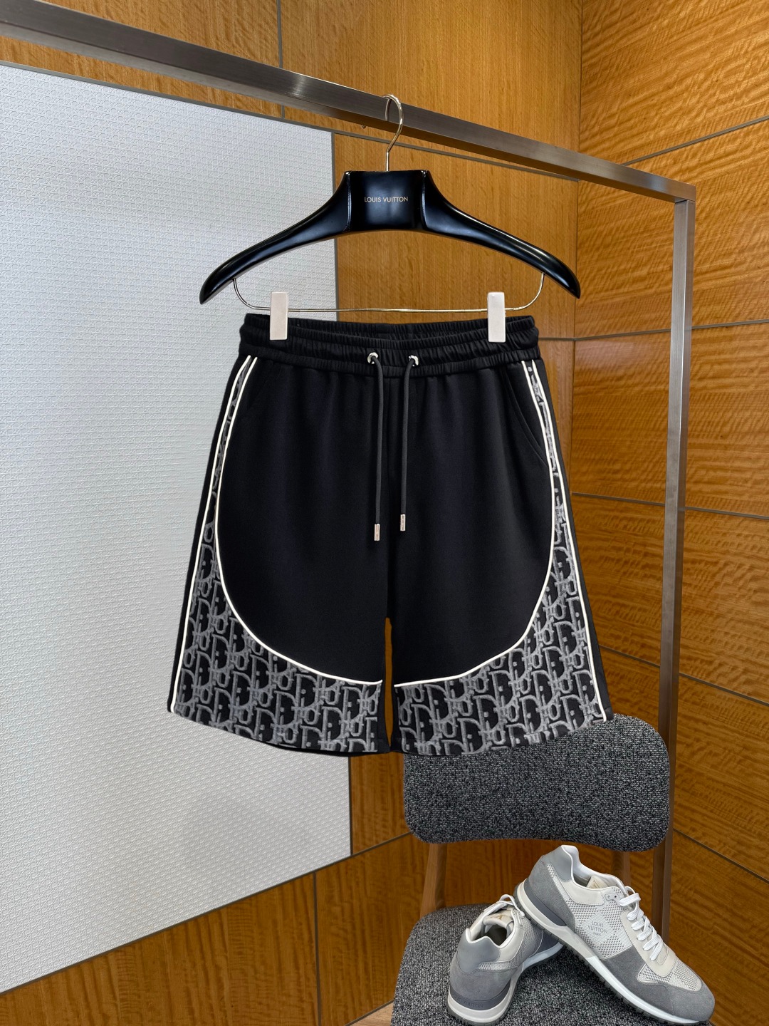 NO:929572,Dior 2026ss spring and summer new original counter casual shorts, luxury classic brand original LOGO accessories, counter best-selling model. Very comfortable to wear, low-key yet luxurious, very classy to wear. Needless to say the trousers style and tailoring. The upper body is exquisite and high-end, first-class and top-quality materials. Really palace-level casual pants. The cotton of Türkiye is of outstanding quality. After heavy washing, the pants are very soft!  Not picky, the upper body is absolutely stylish and extremely luxurious. Sizes M-3XL, dior, shorts,19860909迪奥 2026ss春夏新款原单专柜休闲短裤,奢华经典品牌原版LOGO配饰 专柜热销款 身穿着非常舒适 低调不失奢华 穿出去非常有档次 裤型款式和裁剪亦无需多言 上身精致跃然高档一等一顶级质料 真正殿堂级的休闲裤 选用土耳其的棉花品质卓然,经过重水洗使得裤子很柔软！不挑人 上身绝对的有型 极度奢华. 尺码M-3XL,,dior,shorts,,Men's clothing