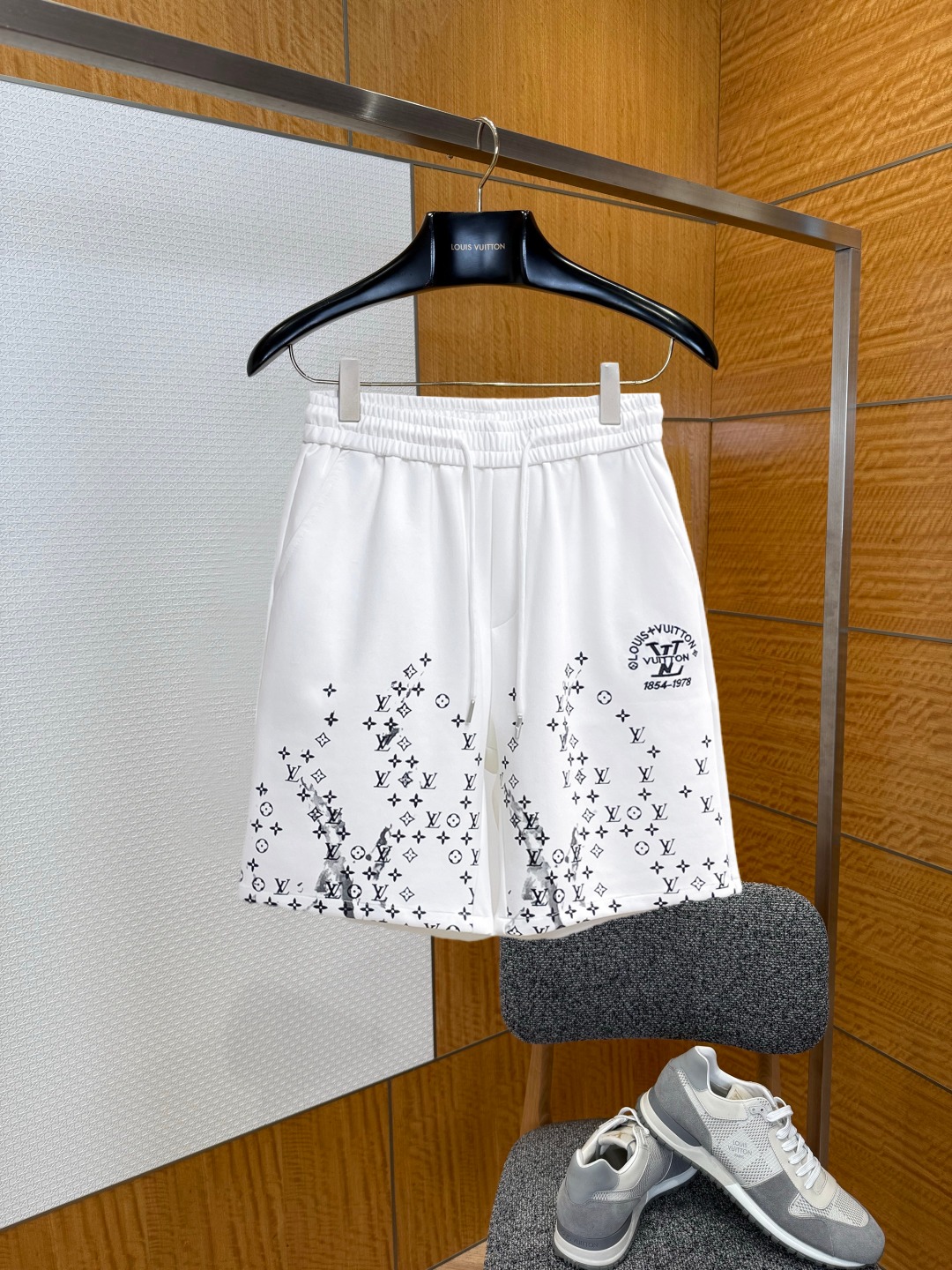 NO:929584,Lv 2026ss spring and summer new original counter casual shorts, luxury classic brand original LOGO accessories, counter best-selling style, very comfortable to wear, low-key yet luxurious, very classy to wear. Needless to say, the trousers style and tailoring. The upper body is exquisite and high-end, first-class and top-quality materials. Really palace-level casual pants. The cotton of Turkey is of outstanding quality. After heavy washing, the pants are very soft!  Not picky, the upper body is absolutely stylish and extremely luxurious. Sizes M-3XL, Louis Vuitton, shorts,19860909Lv 2026ss春夏新款原单专柜休闲短裤,奢华经典品牌原版LOGO配饰 专柜热销款 身穿着非常舒适 低调不失奢华 穿出去非常有档次 裤型款式和裁剪亦无需多言 上身精致跃然高档一等一顶级质料 真正殿堂级的休闲裤 选用土耳其的棉花品质卓然,经过重水洗使得裤子很柔软！不挑人 上身绝对的有型 极度奢华. 尺码M-3XL,,louis vuitton,shorts,,Men's clothing