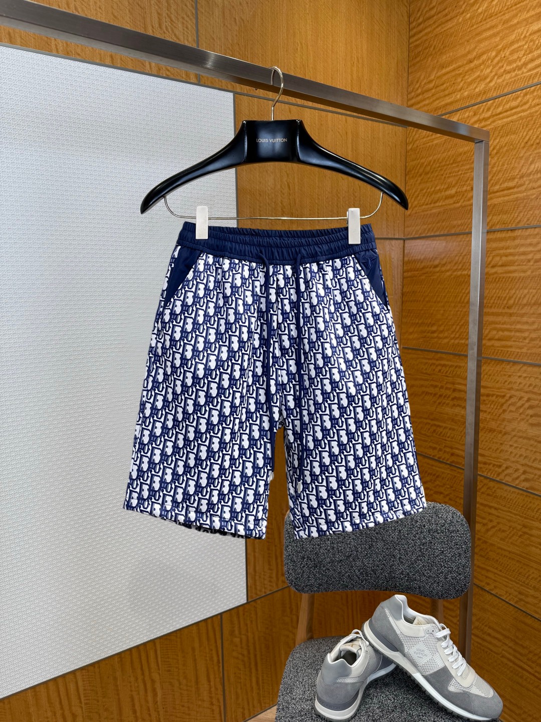 NO:929590,Dior 2026ss spring and summer new original counter casual shorts, luxury classic brand original LOGO accessories, counter best-selling model. Very comfortable to wear, low-key yet luxurious, very classy to wear. Needless to say the trousers style and tailoring. The upper body is exquisite and high-end, first-class and top-quality materials. Really palace-level casual pants. The cotton of Türkiye is of outstanding quality. After heavy washing, the pants are very soft!  Not picky, the upper body is absolutely stylish and extremely luxurious. Sizes M-3XL, dior, shorts,19860909迪奥 2026ss春夏新款原单专柜休闲短裤,奢华经典品牌原版LOGO配饰 专柜热销款 身穿着非常舒适 低调不失奢华 穿出去非常有档次 裤型款式和裁剪亦无需多言 上身精致跃然高档一等一顶级质料 真正殿堂级的休闲裤 选用土耳其的棉花品质卓然,经过重水洗使得裤子很柔软！不挑人 上身绝对的有型 极度奢华. 尺码M-3XL,,dior,shorts,,Men's clothing