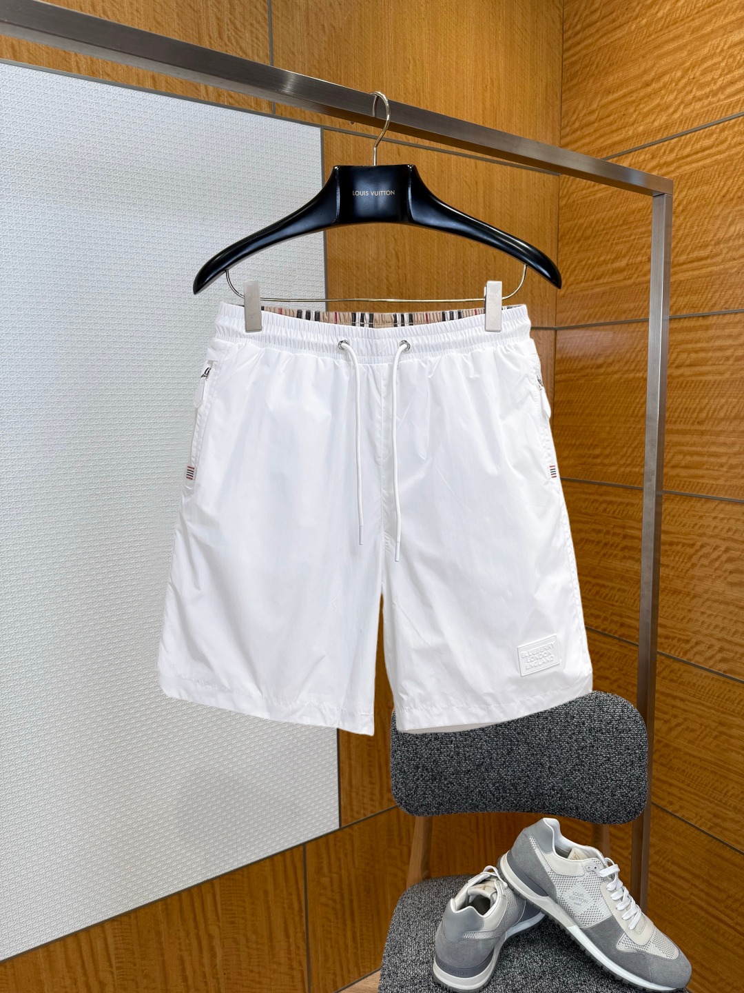 NO:929610,Burberry 2026ss spring and summer new original counter casual shorts, luxury classic brand original LOGO accessories, counter best-selling style, very comfortable to wear, low-key yet luxurious, very classy to wear. Needless to say the trousers style and tailoring, the upper body is exquisite and high-end, first-class and top-quality materials. Really palace-level casual pants. The cotton from Turkey is of outstanding quality. After heavy washing, the pants are very soft!  Not picky, the upper body is absolutely stylish and extremely luxurious. Sizes M-3XL, burberry, shorts,19860909巴宝莉 2026ss春夏新款原单专柜休闲短裤,奢华经典品牌原版LOGO配饰 专柜热销款 身穿着非常舒适 低调不失奢华 穿出去非常有档次 裤型款式和裁剪亦无需多言 上身精致跃然高档一等一顶级质料 真正殿堂级的休闲裤 选用土耳其的棉花品质卓然,经过重水洗使得裤子很柔软！不挑人 上身绝对的有型 极度奢华. 尺码M-3XL,,burberry,shorts,,Men's clothing