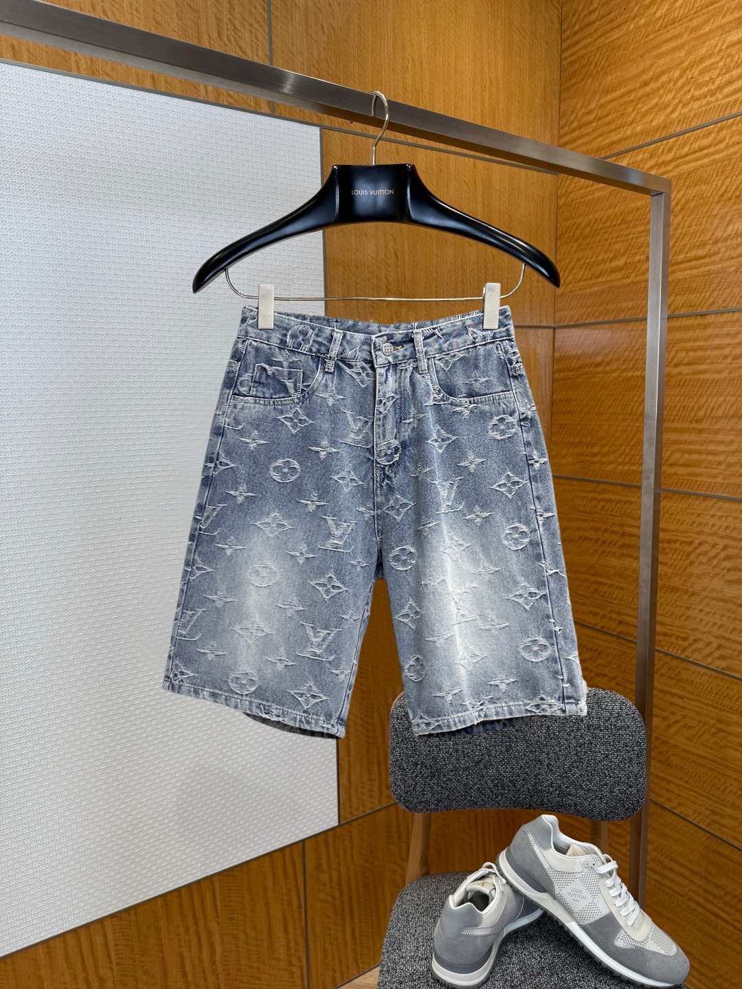 NO:929621,LV top-quality denim shorts 2026 spring and summer new arrival, original denim shorts, original heavy workmanship, brand classic LOGO design, complete with three standards!  Original hardware accessories. Customized denim fabrics at the counter, completely matched to the counter. You are welcome to try it on at the counter before buying. Don’t be afraid of comparing good products. Size M-3XL, Louis Vuitton, shorts,19860909LV 顶级货品牛仔短裤2026春夏新品,原单牛仔短裤 原版重工打造,品牌经典LOGO设计,三标齐全！原版五金辅料.专柜定制牛仔面料,完全对版专柜,欢迎专柜试穿后再购买,好货不怕比.码数M-3XL,,louis vuitton,shorts,,Men's clothing