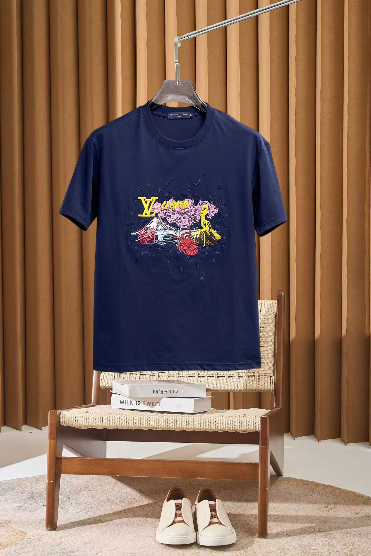 NO:910010,lv top products 2026 spring and summer new debut counter latest short-sleeved round neck T-shirt, high-end customization, avant-garde and fashionable design!  The brand logo is designed with heavy craftsmanship. High-end customized 260g fabric. Soft to the touch. Comfortable to wear. Exquisite stitching at the counter level. Fine workmanship. The upper body effect is incomparably handsome!  A must-have item for a stylish man!  Size M-XXXL,,louis vuitton,T-shirt,tees,t-shirt,19860909lv 顶级货品2026春夏新款首发专柜最新款短袖圆领T恤 高端订制 设计前卫时尚！品牌logo重工艺设计 高端定制260克面料.手感柔软.穿着舒适.专柜级别精致车线.做工精细.上身效果无敌帅气！型男必备单品！码数M-XXXL,,louis vuitton,T-shirt,tees，t-shirt,,Men's clothing