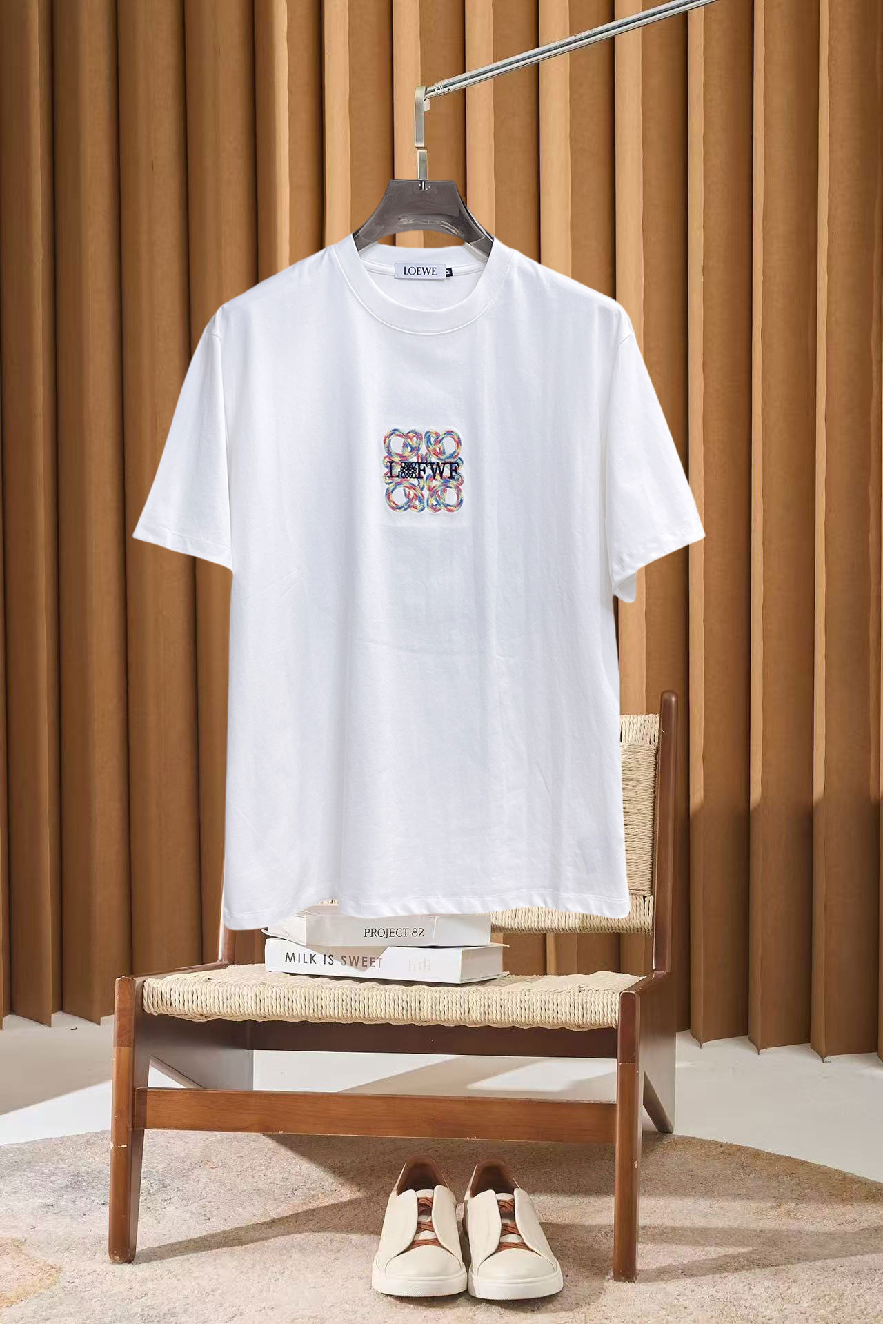 NO:910014,Luo Yiwei's top products 2026 spring and summer new debut counter, the latest short-sleeved round neck T-shirt, high-end customization, avant-garde and fashionable design!  The brand logo is designed with heavy craftsmanship. High-end customized 260g fabric. Soft to the touch. Comfortable to wear. Exquisite stitching at the counter level. Fine workmanship. The upper body effect is incomparably handsome!  A must-have item for a stylish man!  Size M-XXXL,,loewe,T-shirt,tees,t-shirt,19860909罗意威 顶级货品2026春夏新款首发专柜最新款短袖圆领T恤 高端订制 设计前卫时尚！品牌logo重工艺设计 高端定制260克面料.手感柔软.穿着舒适.专柜级别精致车线.做工精细.上身效果无敌帅气！型男必备单品！码数M-XXXL,,loewe,T-shirt,tees，t-shirt,,Men's clothing
