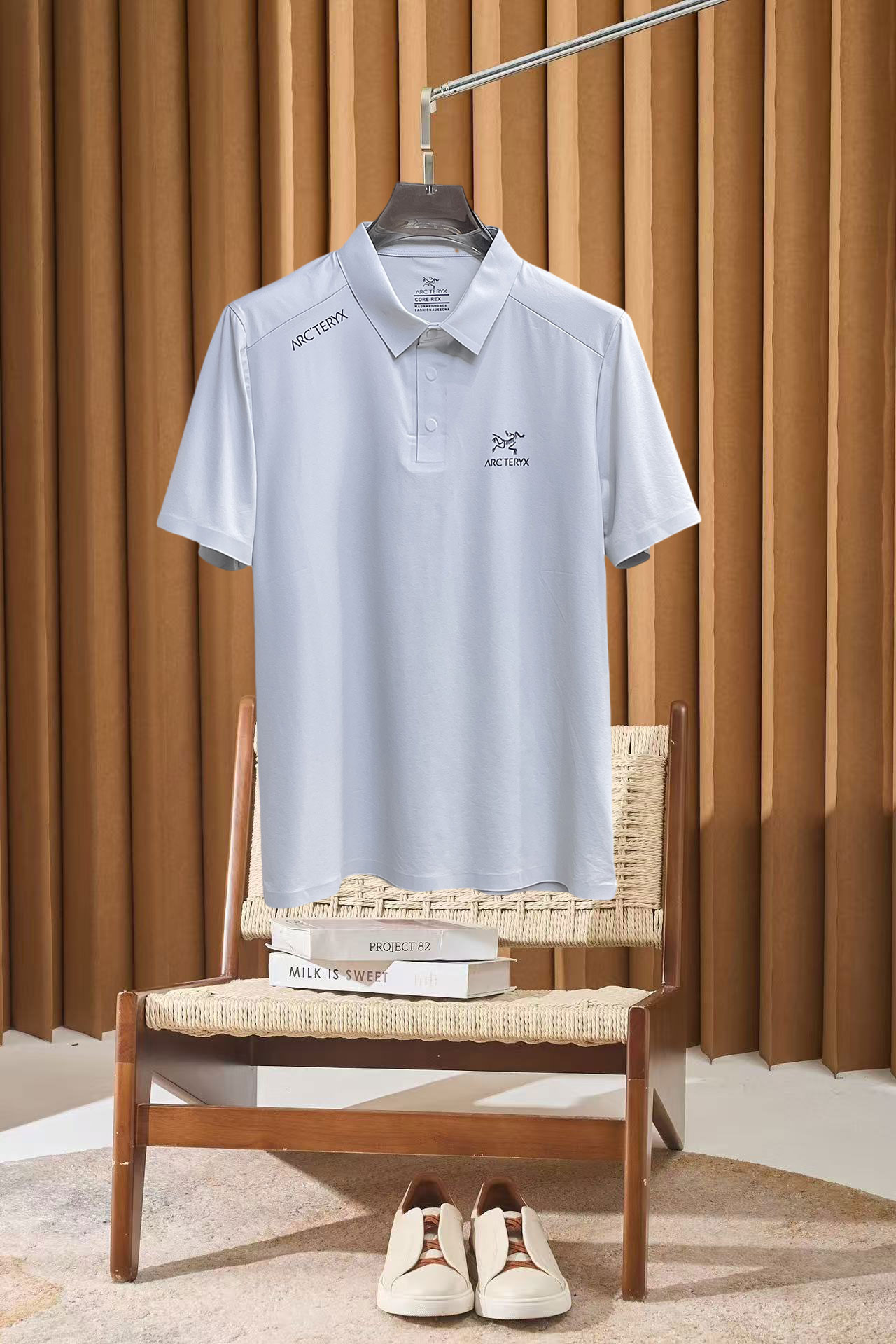 NO:910017,Arc'teryx 2026ss summer new letter logo men's lapel Polo shirt!  Classic business men's style, the ceiling-level business men's style of high-end men's clothing!  Simple and fashionable yet elegant, it looks great when worn alone, and quality control/details control can be taken away with your eyes closed. It is low-key, luxurious and connotative!  The custom-woven mesh pique cotton fabric supplied by the customer is carefully made. The mesh texture is evenly arranged on the surface of the fabric. It has excellent breathability and heat dissipation and perspiration. The upper body comfort is completely better than ordinary single-sided jersey tissue!  The classic brand LOGO on the chest is made with top-notch craftsmanship. The LOGO is three-dimensional, clear and full, and has extraordinary texture. Whether it is worn as an inner layer or worn alone, it is a classic product!  The exquisite tailoring process, every detail is handled very standard and delicately, which cannot be compared with other low-end products on the market. It is a must-have basic and versatile Polo shirt for men!  Size M-3XL,arc'teryx,19860909始祖鸟 2026ss夏季新款字母logo男士翻领Polo衫！经典商务男款,高端男装的天花板级别的商务男款！简约时尚大气不失优雅,单穿内搭体面过人,品质控/细节控的闭眼带走,低调又奢华有内涵！ 客供定织网眼珠地棉布精心制成,面料表面排列均匀整齐的网眼纹理,透气性和散热排汗性极佳,上身舒适程度完全优于普通单面汗布组织！胸前经典的品牌LOGO标识,采用顶级工艺打造,LOGO立体清晰饱满,质感非凡的特质,无论是内搭还是单穿都是一款经典领域的产品！精妙绝伦的裁剪工艺,每一个细节处理的非常标准细腻,非市面一般LOW货可以媲美的,男士必入基础百搭款Polo衫推荐！ 尺码M-3XL,arc'teryx,,Men's clothing