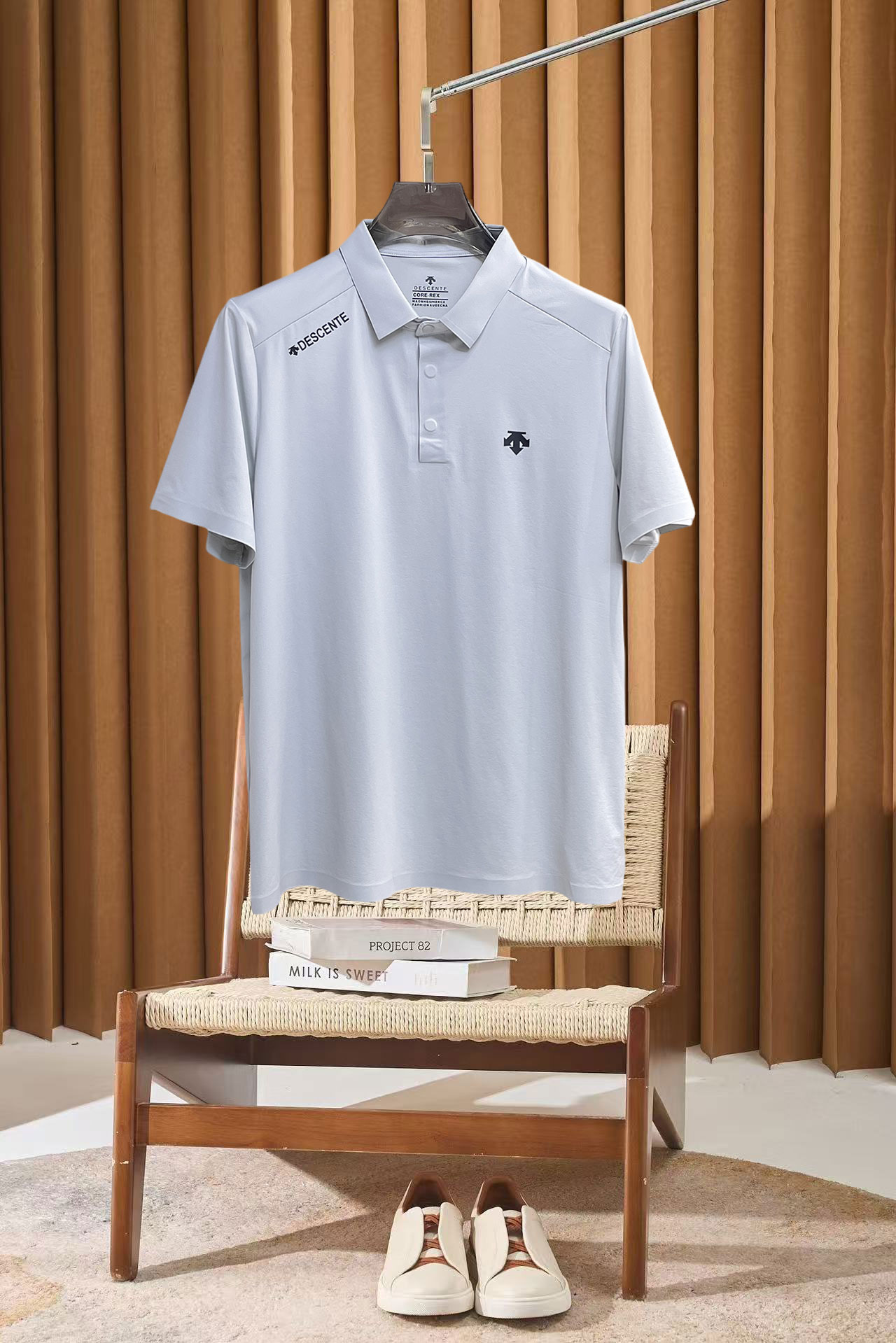 NO:910022,Descente 2026ss summer new letter logo men's lapel polo shirt!  Classic business men's style, the ceiling-level business men's style of high-end men's clothing!  Simple and fashionable yet elegant, it looks great when worn alone, and quality control/details control can be taken away with your eyes closed. It is low-key, luxurious and connotative!  The custom-woven mesh pique cotton fabric supplied by the customer is carefully made. The mesh texture is evenly arranged on the surface of the fabric. It has excellent breathability and heat dissipation and perspiration. The upper body comfort is completely better than ordinary single-sided jersey tissue!  The classic brand LOGO on the chest is made with top-notch craftsmanship. The LOGO is three-dimensional, clear and full, and has extraordinary texture. Whether it is worn as an inner layer or worn alone, it is a classic product!  The exquisite tailoring process, every detail is handled very standard and delicately, which cannot be compared with other low-end products on the market. It is a must-have basic and versatile Polo shirt for men!  Size M-3XL,,19860909迪桑特 2026ss夏季新款字母logo男士翻领Polo衫！经典商务男款,高端男装的天花板级别的商务男款！简约时尚大气不失优雅,单穿内搭体面过人,品质控/细节控的闭眼带走,低调又奢华有内涵！ 客供定织网眼珠地棉布精心制成,面料表面排列均匀整齐的网眼纹理,透气性和散热排汗性极佳,上身舒适程度完全优于普通单面汗布组织！胸前经典的品牌LOGO标识,采用顶级工艺打造,LOGO立体清晰饱满,质感非凡的特质,无论是内搭还是单穿都是一款经典领域的产品！精妙绝伦的裁剪工艺,每一个细节处理的非常标准细腻,非市面一般LOW货可以媲美的,男士必入基础百搭款Polo衫推荐！ 尺码M-3XL,,,Men's clothing
