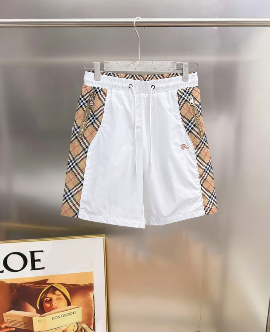 NO:847035,Burberry 2026ss summer new original counter casual shorts, luxury classic brand original LOGO accessories, counter best-selling model. Very comfortable to wear, low-key yet luxurious, very classy to wear. Needless to say the trousers style and tailoring. The upper body is exquisite and high-end, first-class and top-quality materials. Really palace-level casual pants. The cotton of Turkey is of outstanding quality. After heavy washing, the pants are very soft!  Don't be picky. The upper body is absolutely stylish and extremely luxurious. Please quote your height and weight when ordering sizes M-3XL.,,burberry,shorts,19860909巴宝莉 2026ss夏季新款原单专柜休闲短裤,奢华经典品牌原版LOGO配饰 专柜热销款 身穿着非常舒适 低调不失奢华 穿出去非常有档次 裤型款式和裁剪亦无需多言 上身精致跃然高档一等一顶级质料 真正殿堂级的休闲裤 选用土耳其的棉花品质卓然,经过重水洗使得裤子很柔软！不挑人 上身绝对的有型 极度奢华. 尺码M-3XL下单报身高体重.,,burberry,shorts,,Men's clothing