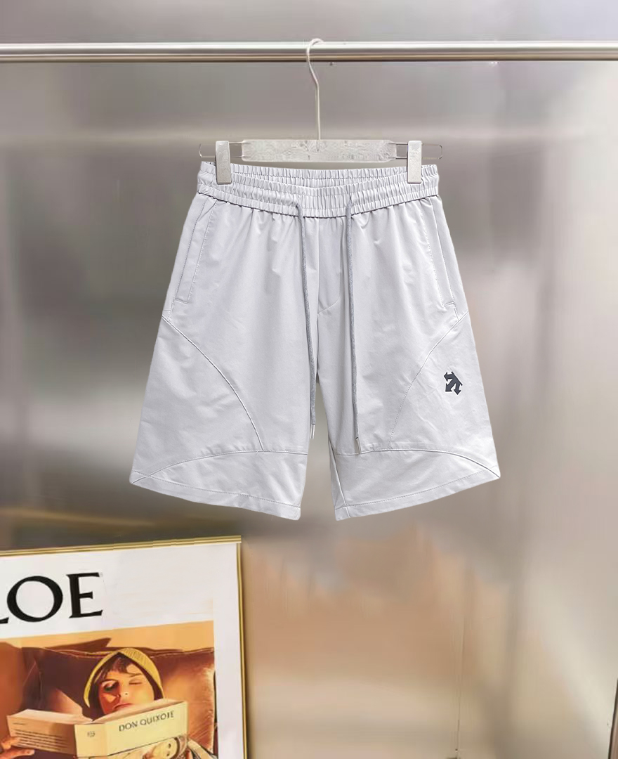 NO:847041,Descente 2026ss summer new original counter casual shorts, luxury classic brand original LOGO accessories, counter best-selling model. Very comfortable to wear, low-key yet luxurious, very classy to wear. Needless to say, the trousers style and tailoring. The upper body is exquisite and high-end, first-class and top-quality materials. Really palace-level casual pants. The cotton of Türkiye is of outstanding quality. After heavy washing, the pants are very soft!  Don't be picky. The upper body is absolutely stylish and extremely luxurious. Please state your height and weight when placing an order for sizes M-3XL.,,shorts,19860909迪桑特 2026ss夏季新款原单专柜休闲短裤,奢华经典品牌原版LOGO配饰 专柜热销款 身穿着非常舒适 低调不失奢华 穿出去非常有档次 裤型款式和裁剪亦无需多言 上身精致跃然高档一等一顶级质料 真正殿堂级的休闲裤 选用土耳其的棉花品质卓然,经过重水洗使得裤子很柔软！不挑人 上身绝对的有型 极度奢华. 尺码M-3XL下单报身高体重.,,shorts,,Men's clothing