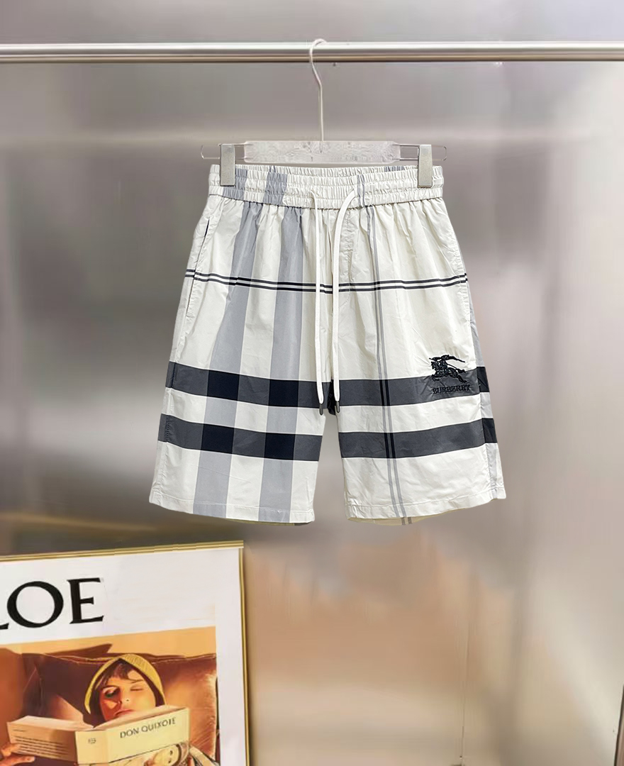 NO:847044,Burberry 2026ss summer new original counter casual shorts, luxury classic brand original LOGO accessories, counter best-selling model. Very comfortable to wear, low-key yet luxurious, very classy to wear. Needless to say the trousers style and tailoring. The upper body is exquisite and high-end, first-class and top-quality materials. Really palace-level casual pants. The cotton of Turkey is of outstanding quality. After heavy washing, the pants are very soft!  Don't be picky. The upper body is absolutely stylish and extremely luxurious. Please quote your height and weight when ordering sizes M-3XL.,,burberry,shorts,19860909巴宝莉 2026ss夏季新款原单专柜休闲短裤,奢华经典品牌原版LOGO配饰 专柜热销款 身穿着非常舒适 低调不失奢华 穿出去非常有档次 裤型款式和裁剪亦无需多言 上身精致跃然高档一等一顶级质料 真正殿堂级的休闲裤 选用土耳其的棉花品质卓然,经过重水洗使得裤子很柔软！不挑人 上身绝对的有型 极度奢华. 尺码M-3XL下单报身高体重.,,burberry,shorts,,Men's clothing