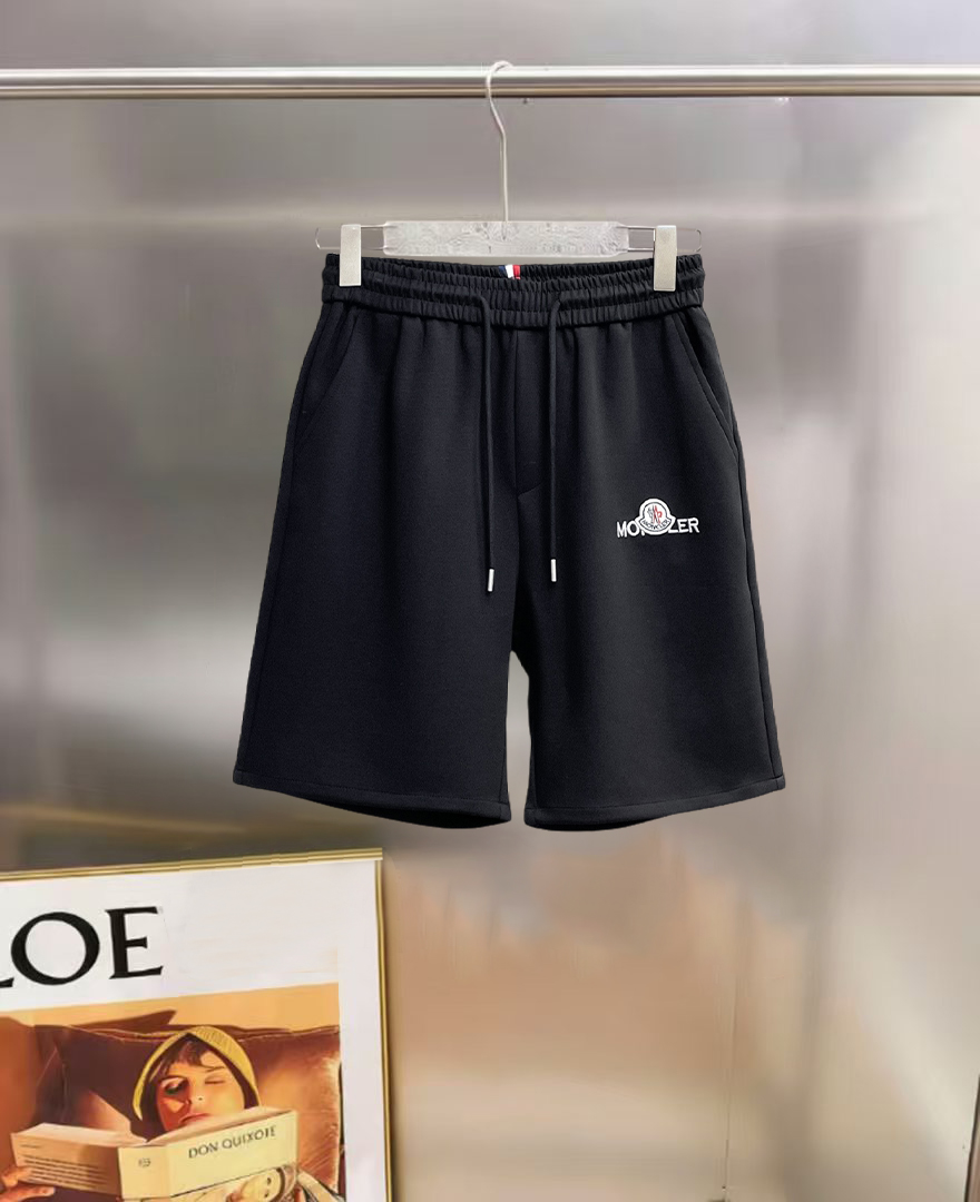 NO:847051,Mengkou 2026ss summer new original counter casual shorts, luxury classic brand original LOGO accessories, counter best-selling model, very comfortable to wear, low-key yet luxurious, very classy to wear. Needless to say the trousers style and tailoring, the upper body is exquisite and high-end, first-class and top-quality materials. Really palace-level casual pants. The cotton of Turkey is of outstanding quality. After heavy washing, the pants are very soft!  Don't be picky. The upper body is absolutely stylish and extremely luxurious. Please state your height and weight when ordering sizes M-3XL.,,Moncler,shorts,19860909蒙口 2026ss夏季新款原单专柜休闲短裤,奢华经典品牌原版LOGO配饰 专柜热销款 身穿着非常舒适 低调不失奢华 穿出去非常有档次 裤型款式和裁剪亦无需多言 上身精致跃然高档一等一顶级质料 真正殿堂级的休闲裤 选用土耳其的棉花品质卓然,经过重水洗使得裤子很柔软！不挑人 上身绝对的有型 极度奢华. 尺码M-3XL下单报身高体重.,,Moncler,shorts,,Men's clothing