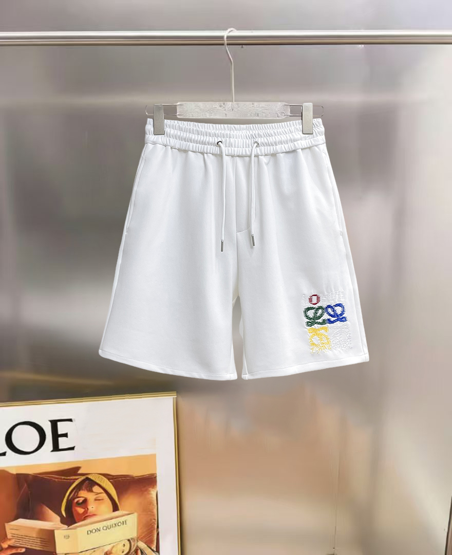 NO:847055,Loewe 2026ss summer new original counter casual shorts, luxury classic brand original LOGO accessories, counter best-selling model, very comfortable to wear, low-key yet luxurious, very classy to wear. Needless to say, the trousers style and tailoring. The upper body is exquisite and high-end, first-class and top-quality materials. Really palace-level casual trousers. The cotton of Turkey is of outstanding quality. After heavy washing, the pants are very soft!  Don't be picky, the upper body is absolutely stylish and extremely luxurious. Please quote your height and weight when ordering sizes M-3XL.,,loewe,shorts,19860909罗意威 2026ss夏季新款原单专柜休闲短裤,奢华经典品牌原版LOGO配饰 专柜热销款 身穿着非常舒适 低调不失奢华 穿出去非常有档次 裤型款式和裁剪亦无需多言 上身精致跃然高档一等一顶级质料 真正殿堂级的休闲裤 选用土耳其的棉花品质卓然,经过重水洗使得裤子很柔软！不挑人 上身绝对的有型 极度奢华. 尺码M-3XL下单报身高体重.,,loewe,shorts,,Men's clothing